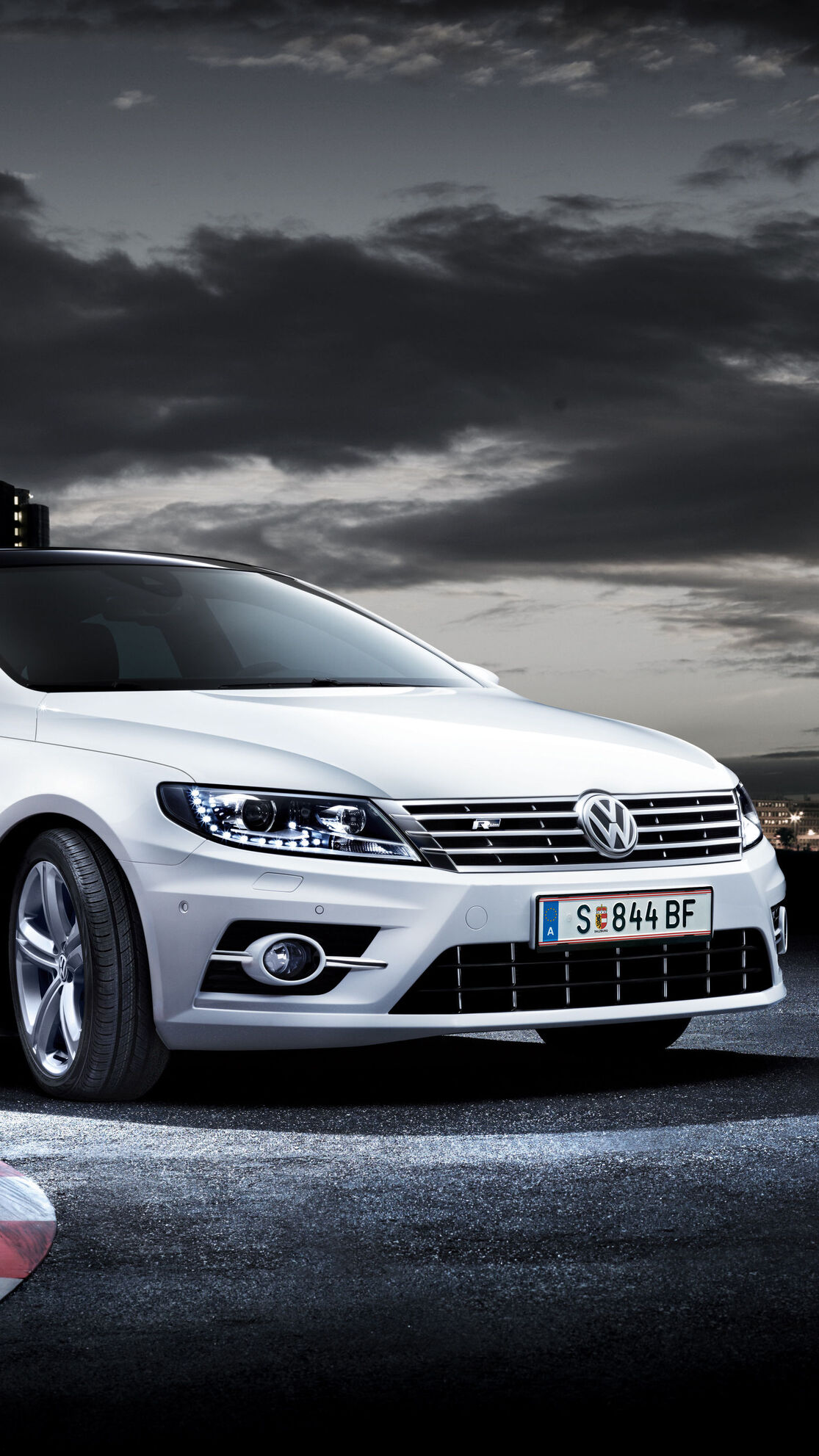 1115x1983  Volkswagen CC: Souveräne Dynamik und Eleganz | Volkswagen Österreich