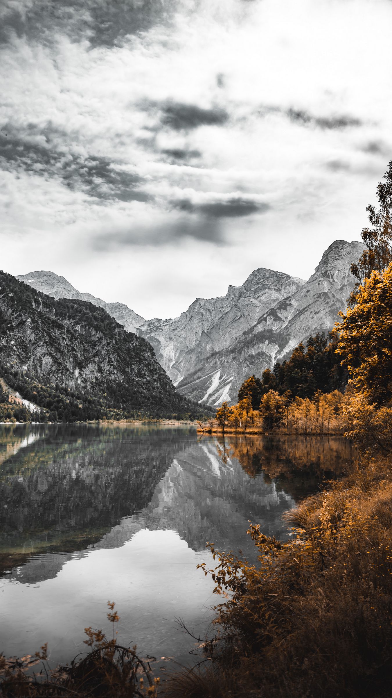 1350x2400  Скачать 1350x2400 горы, озеро, берег, деревья, природа обои, картинки  iphone 8+/7+/6s+/6+ for parallax