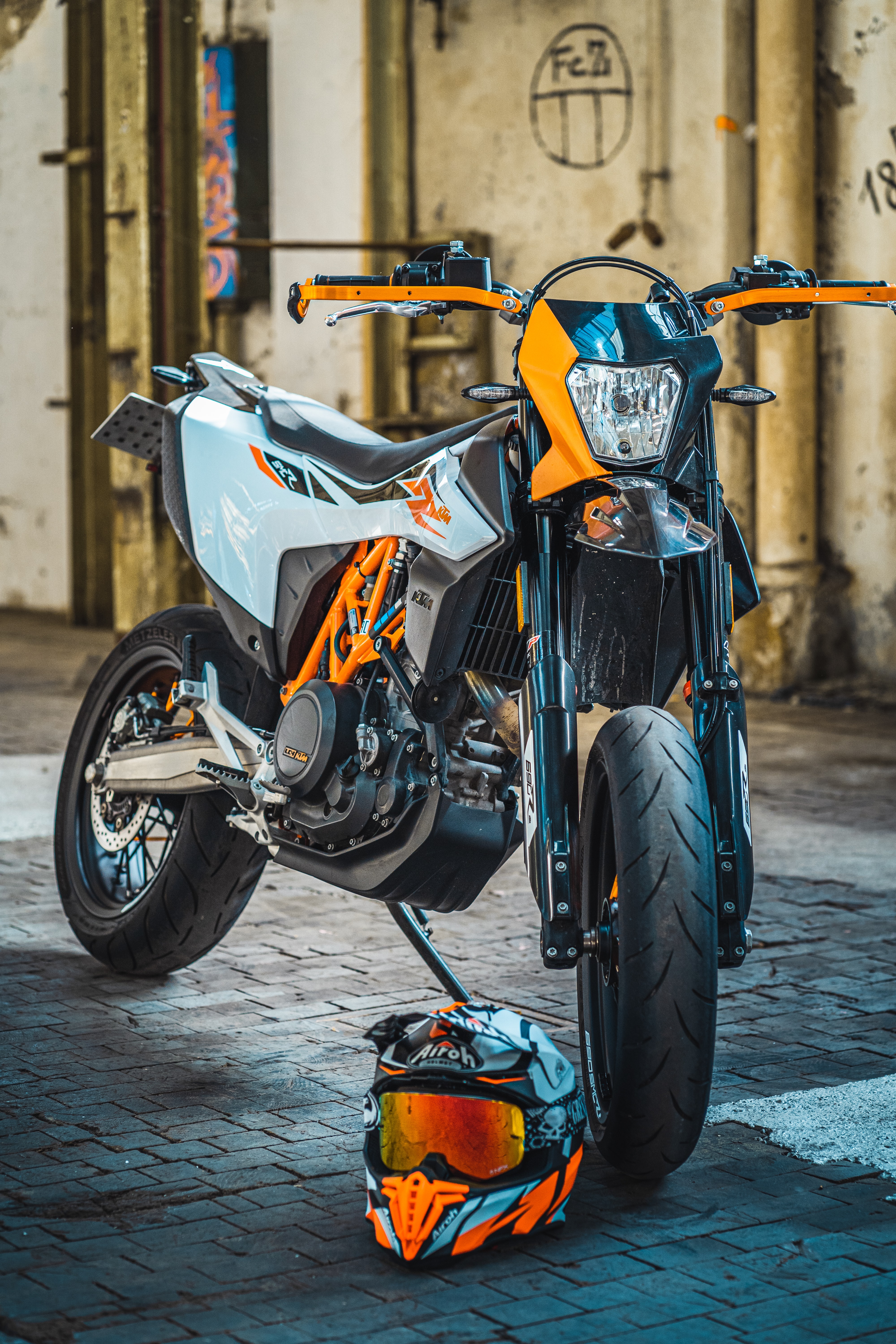 4000x6000  Обои на телефон: Мотоцикл, Ktm 690 Smc, Ktm, Мотоциклы, Шлем, Мотоциклист,  102938 скачать картинку бесплатно.