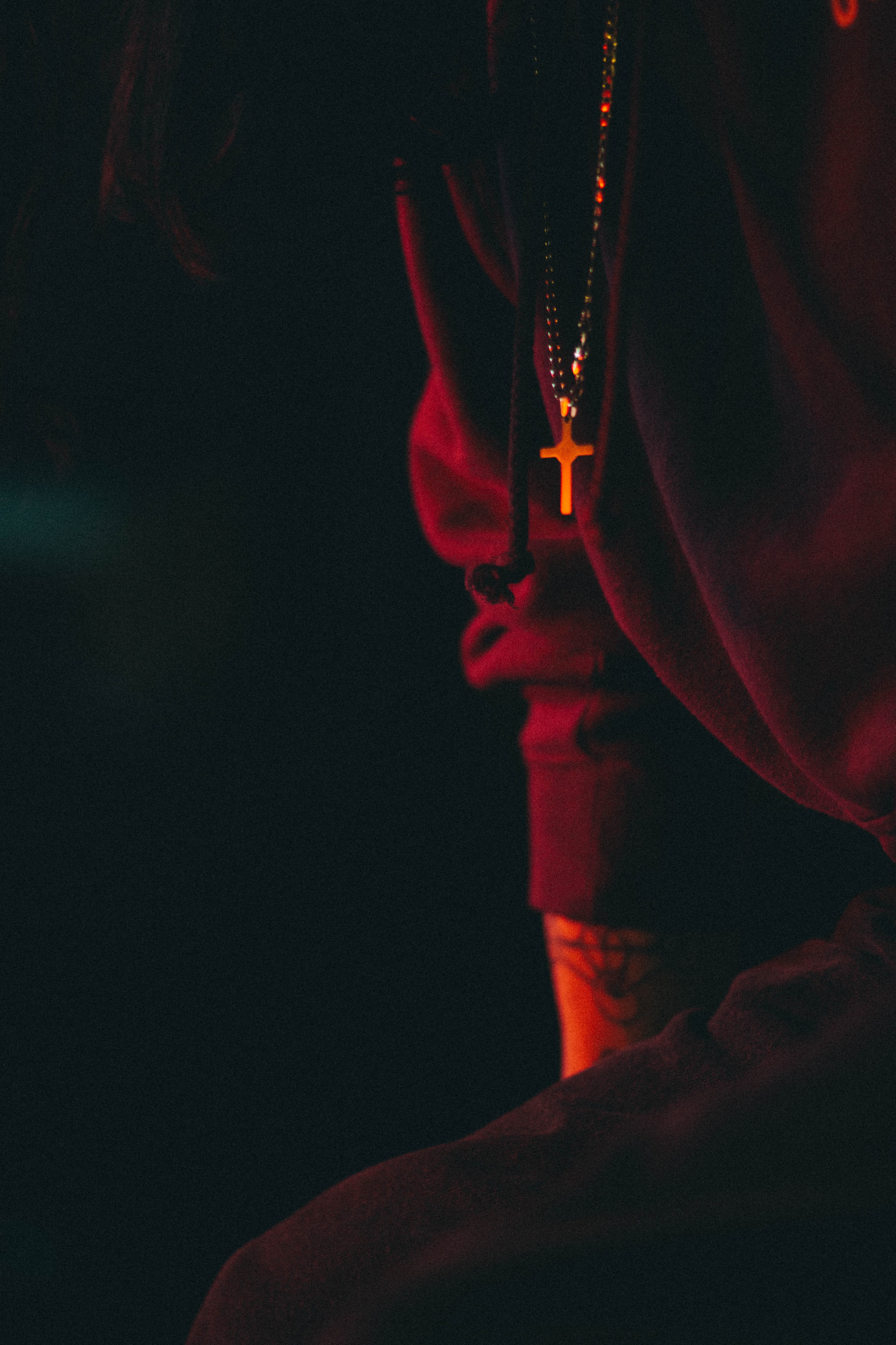 3456x5184  Обои на телефон: Религия, Бог, Темный, Человек, Крест, Темные, 106075  скачать картинку бесплатно.