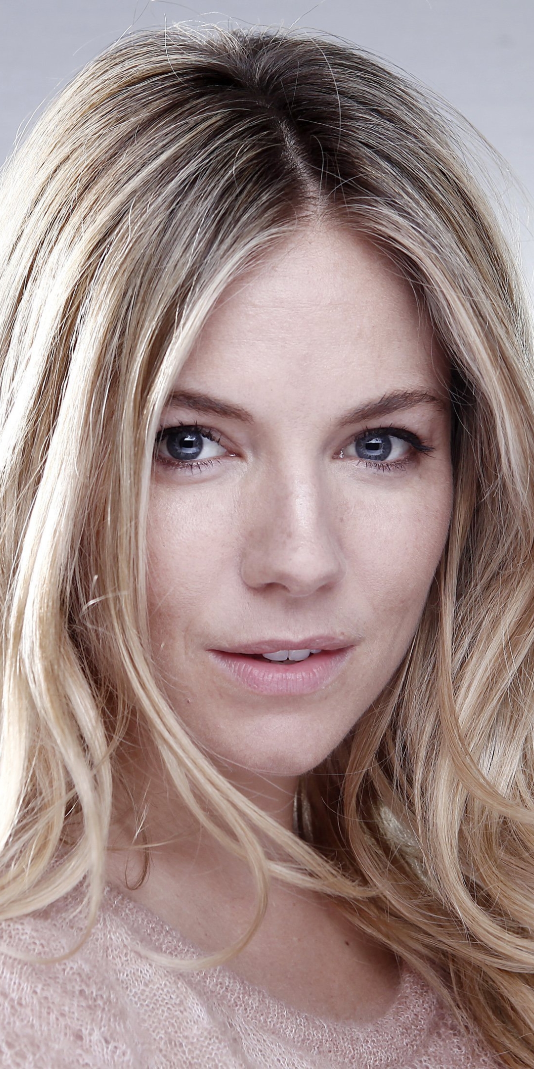 1080x2160   Сиенна Миллер обои Знаменитости HQ Сиенна Миллер картинки | 4K обои 2019