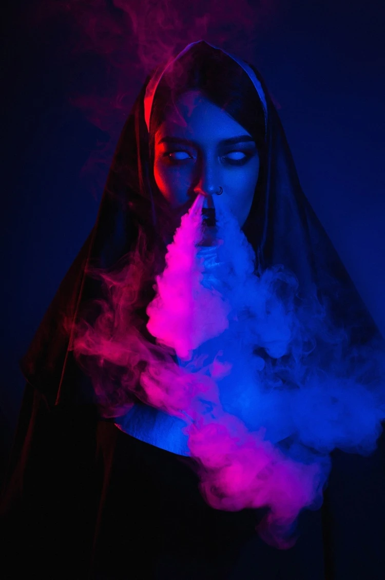 750x1129  Дама в будуаре, плохая монашка и рыжая воительница на коне: смотрим лучшие  фото декабря - KP.RU