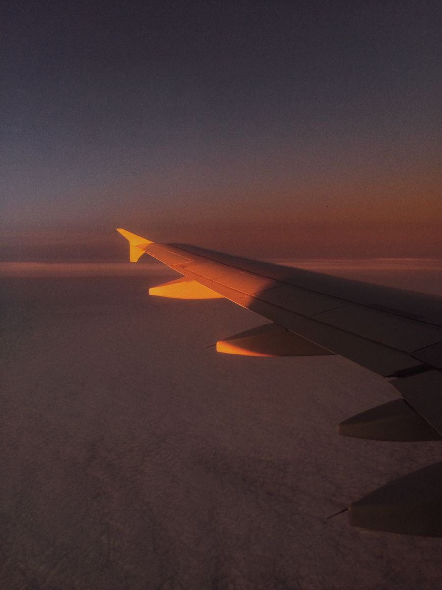 900x1200  Самолёт. Закат. Обои на телефон . Эстетика | Теневые картинки, Закаты,  Фоновые рисунки