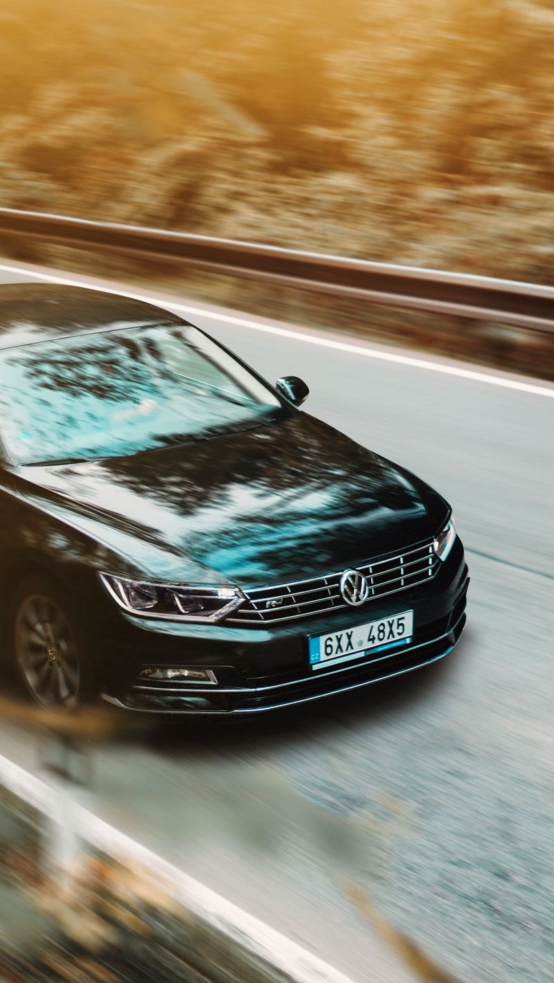 800x1420  Скачать 800x1420 volkswagen, автомобиль, черный, бизнес-класс, дорога,  асфальт, движение обои, картинки iphone se/5s/5c/5 for parallax