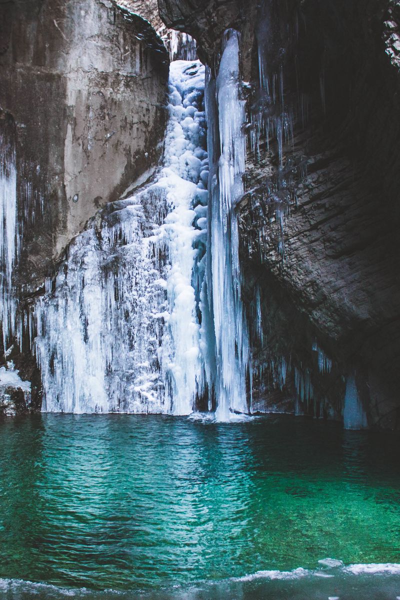 800x1200  Фотообои Водопад и озеро в горах №5436 купить в интернет-магазине ABC-Decor