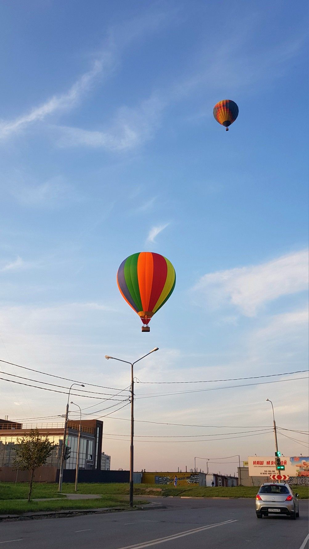 1003x1782  Летающие Воздушные шары в небе над городом в 2023 г | Воздушные шары,  Город, Природа