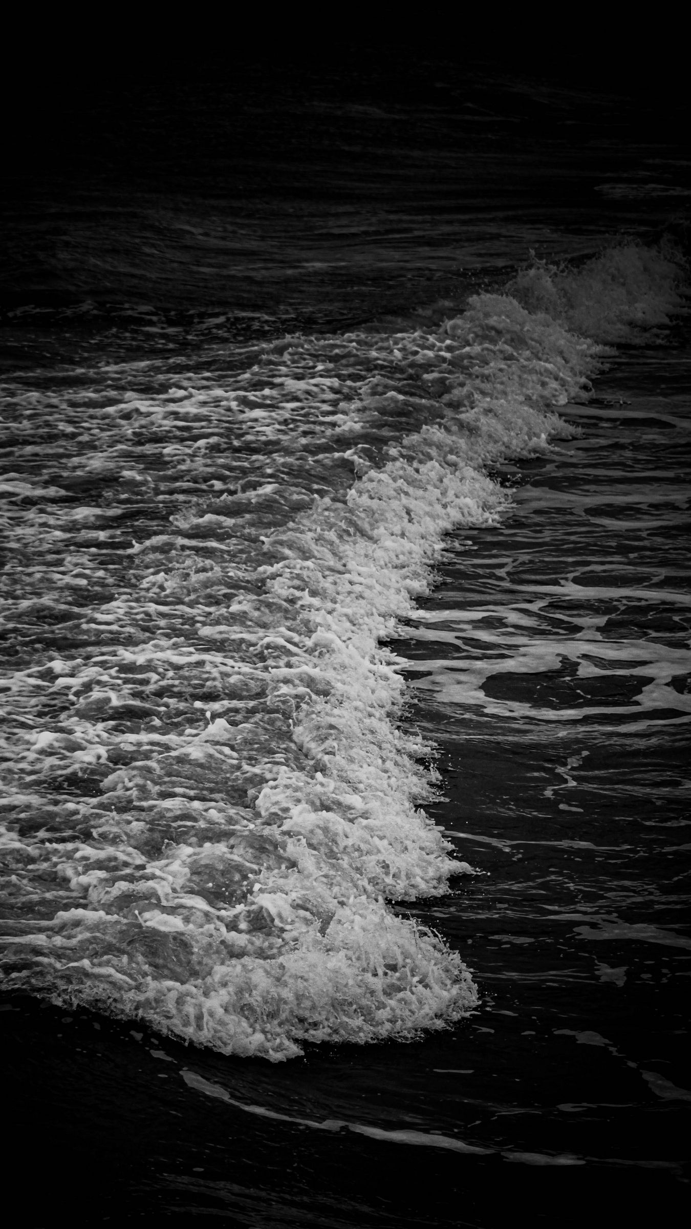 1350x2400  Скачать 1350x2400 чб, волна, побережье, прилив обои, картинки iphone  8+/7+/6s+/6+ for parallax