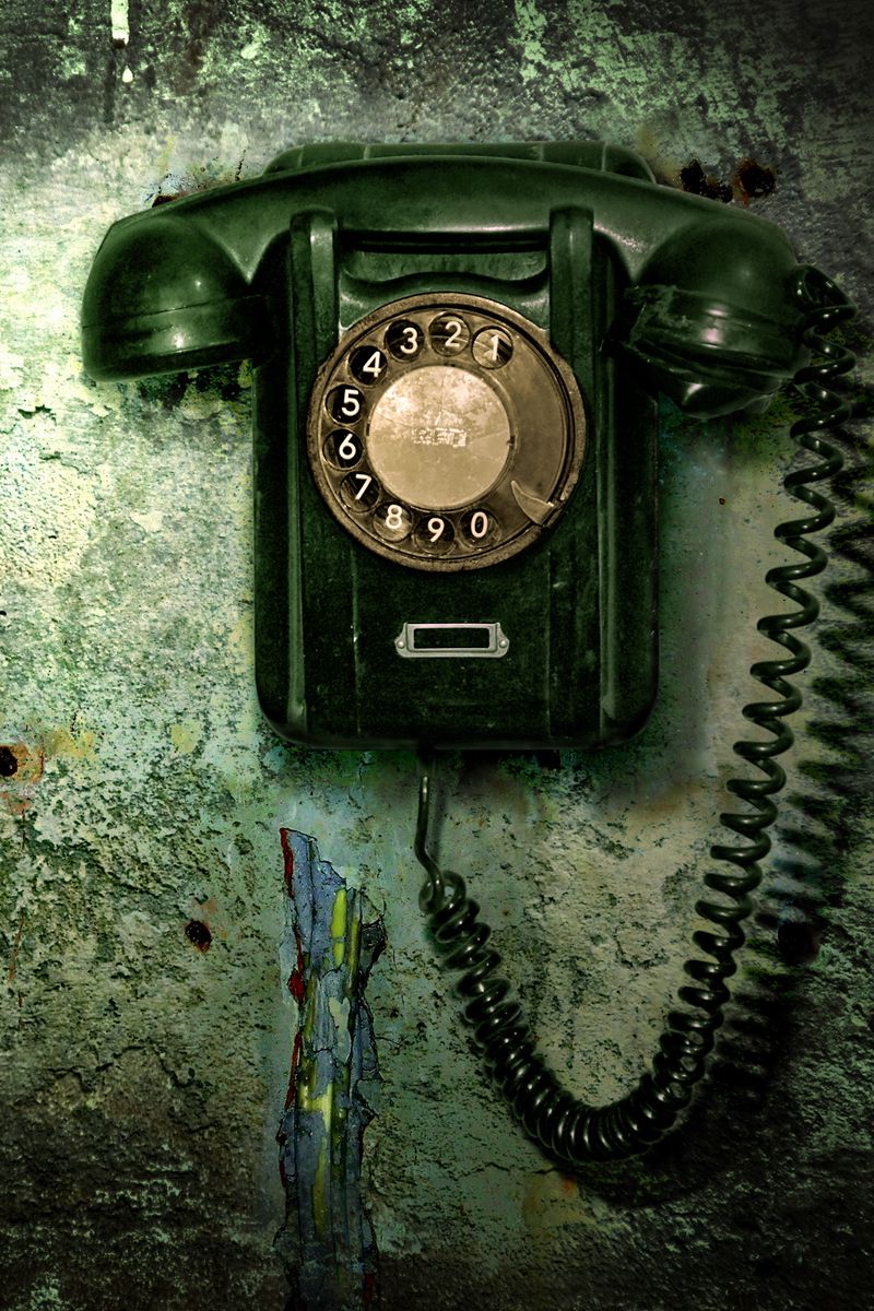 800x1200  Скачать 800x1200 телефон, провод, стена обои, картинки iphone 4s/4 for  parallax