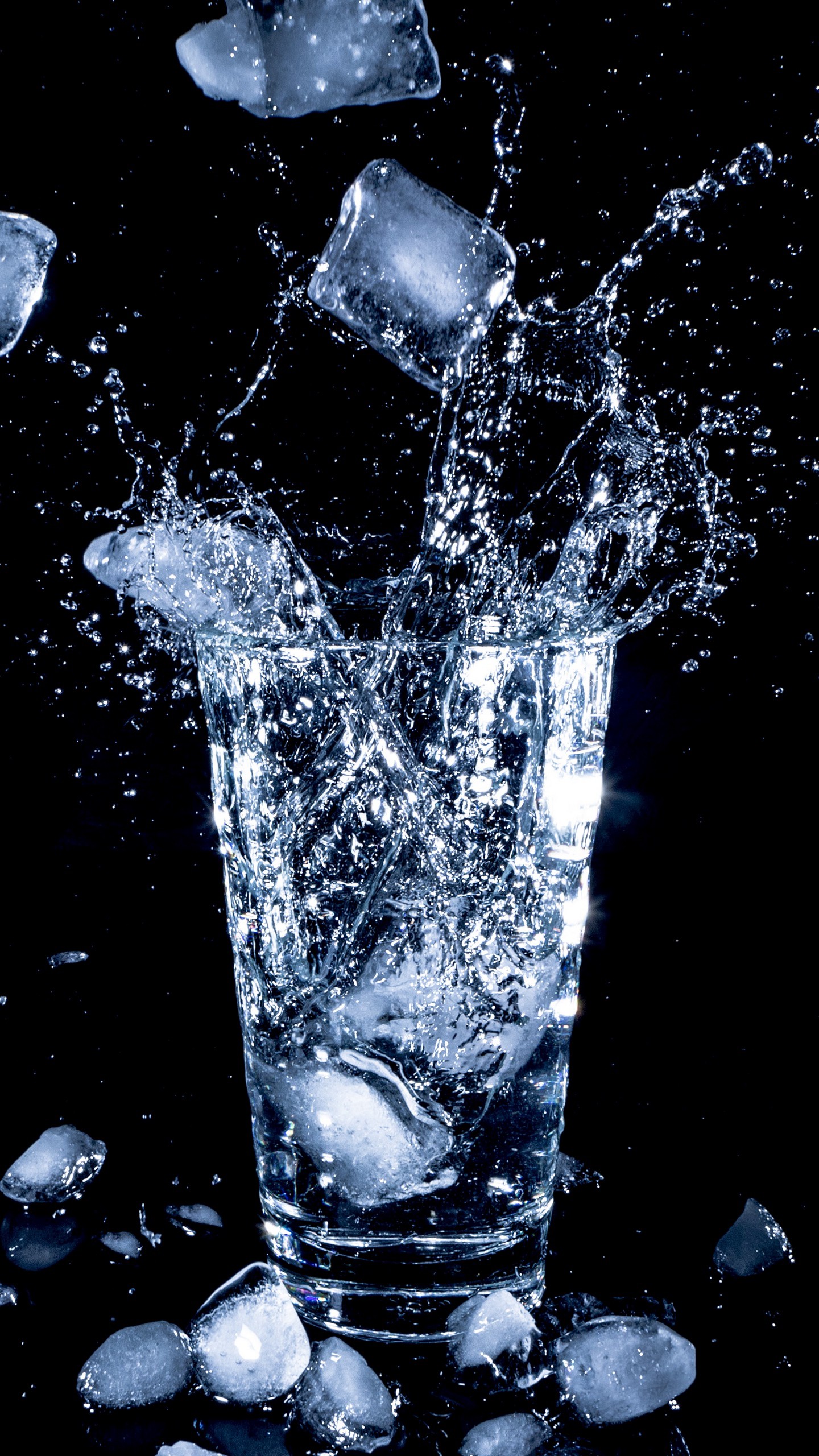 1440x2560  Обои на телефон стакан, лед, вода, брызги - скачать бесплатно в высоком  качестве из категории \"Разное\"