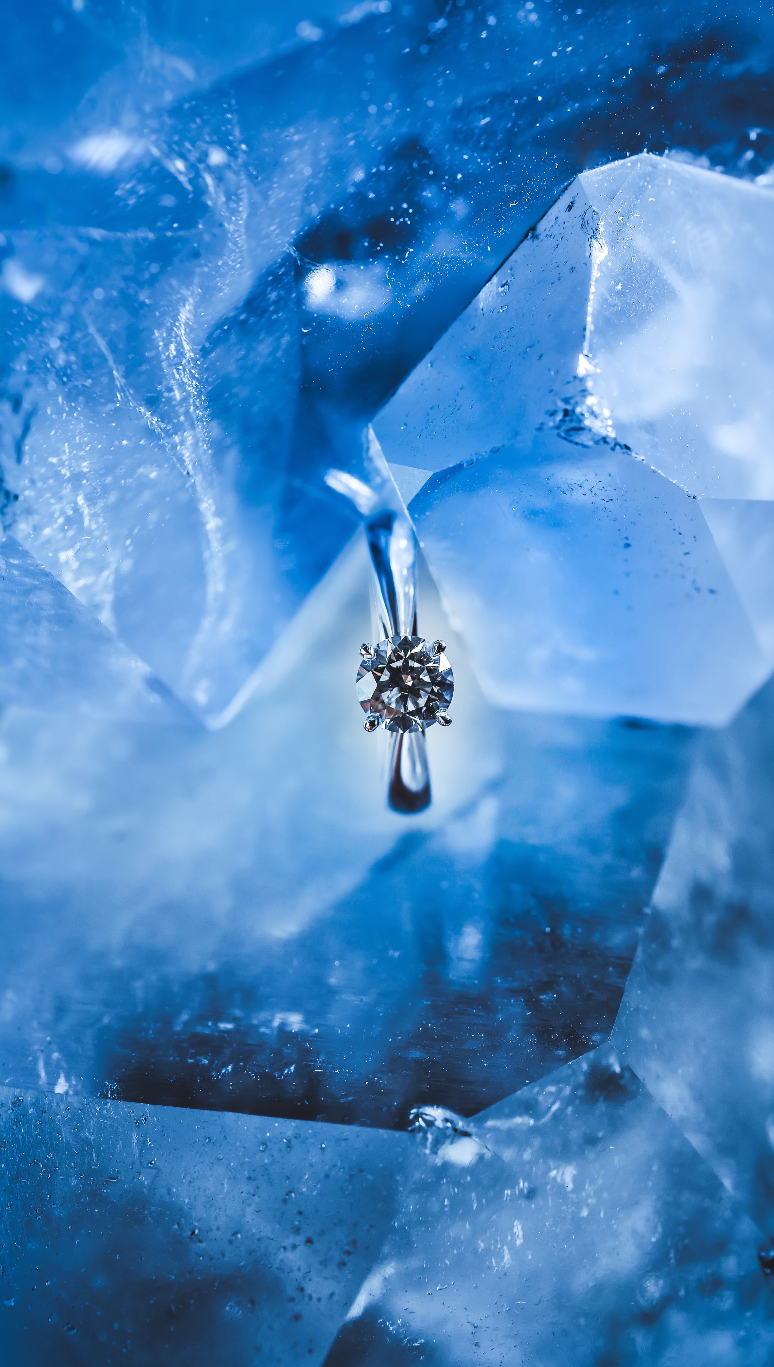 3072x5424  Обои на телефон: Кольцо, Лед, Драгоценность, Украшение, Макро, Блеск, 69253  скачать картинку бесплатно.