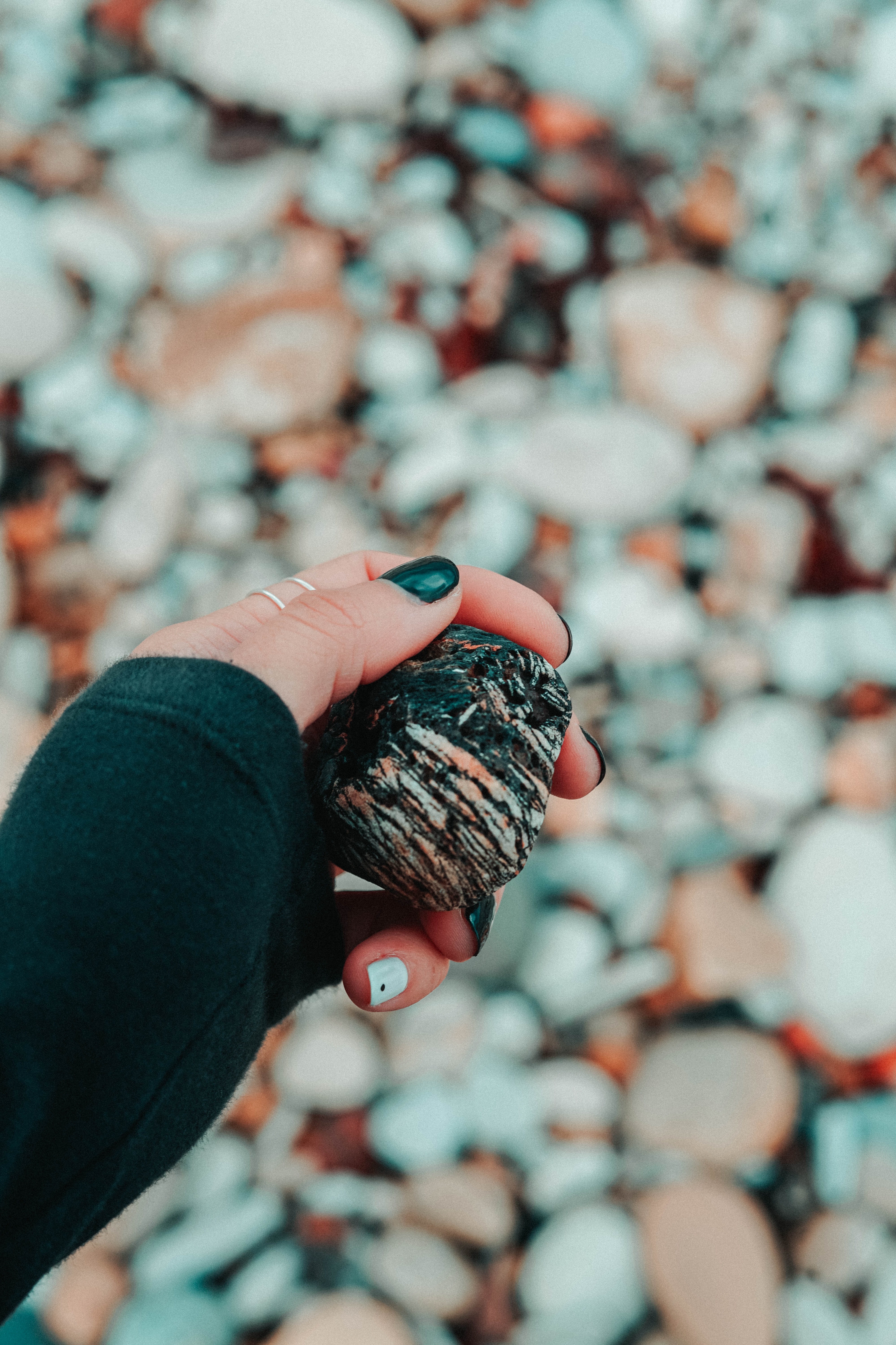 4000x6000  Обои на телефон камни, галька, пляж - скачать бесплатно в высоком качестве  из категории \"Природа\"