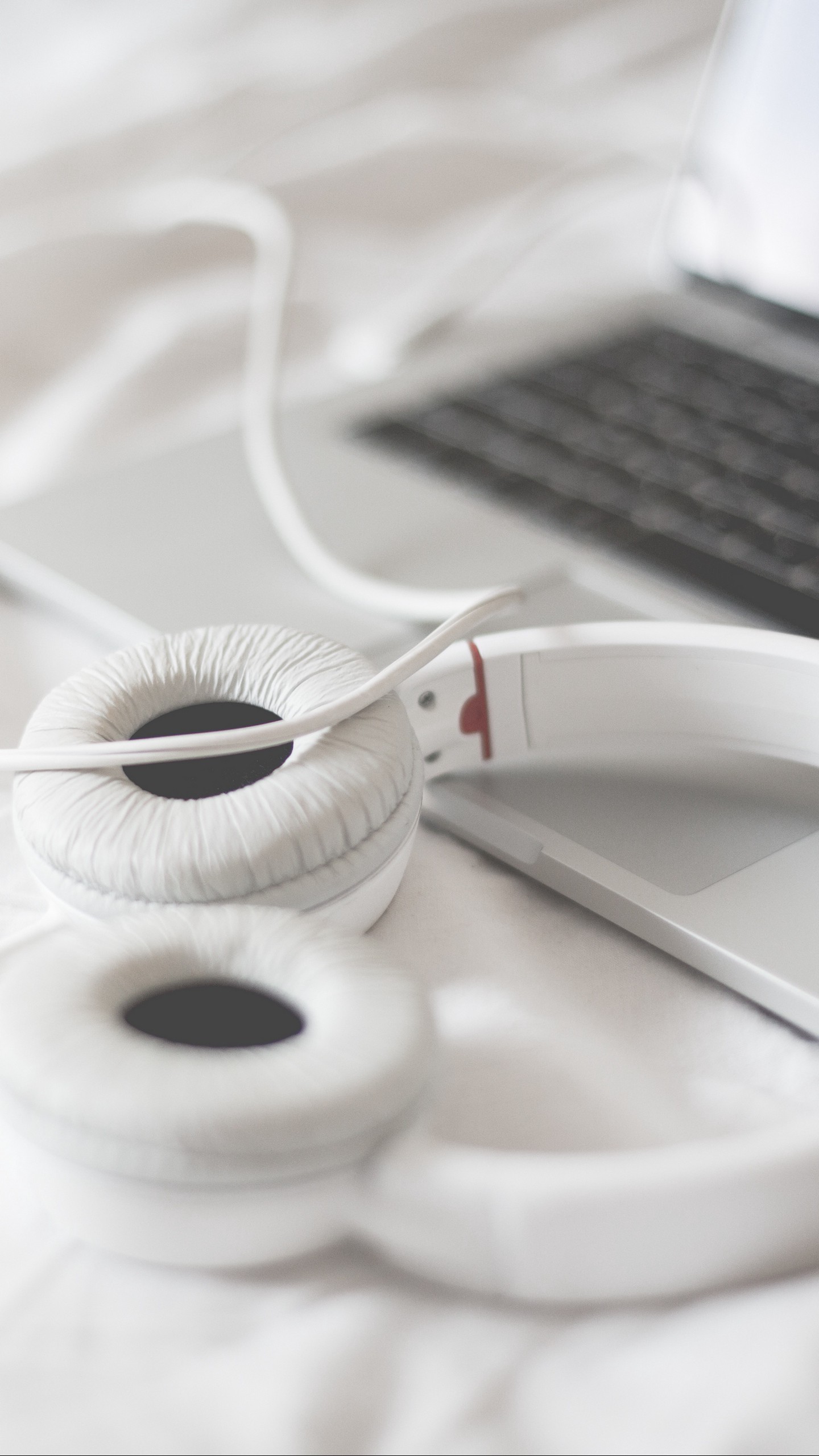 1440x2560  Обои на телефон наушники, ноутбук, macbook, apple - скачать бесплатно в  высоком качестве из категории \"Музыка\"