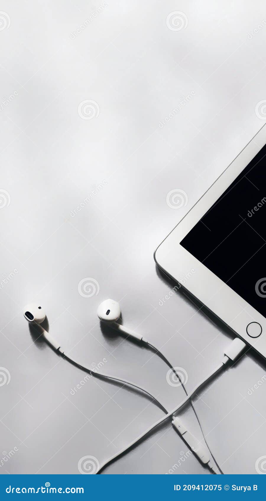 900x1690  Белые наушники с обоями Ipad и наушников в белом фоне. Фотографии обоев.  Стоковое Изображение - изображение насчитывающей аппликатора, электронно:  209412075