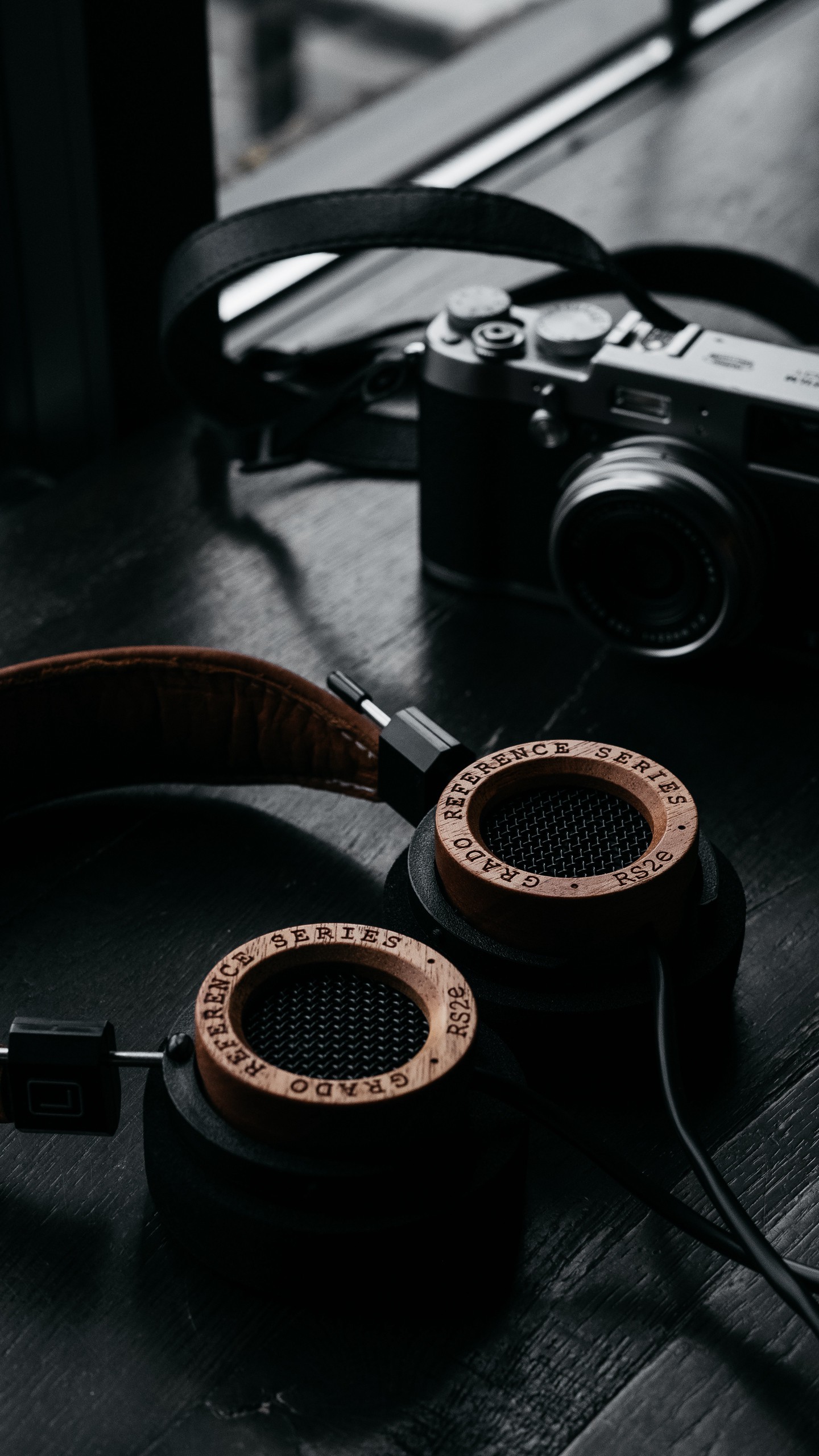 1440x2560  Обои на телефон наушники, фотоаппарат, ретро, стол, темный, аудио - скачать  бесплатно в высоком качестве из категории \"Музыка\"