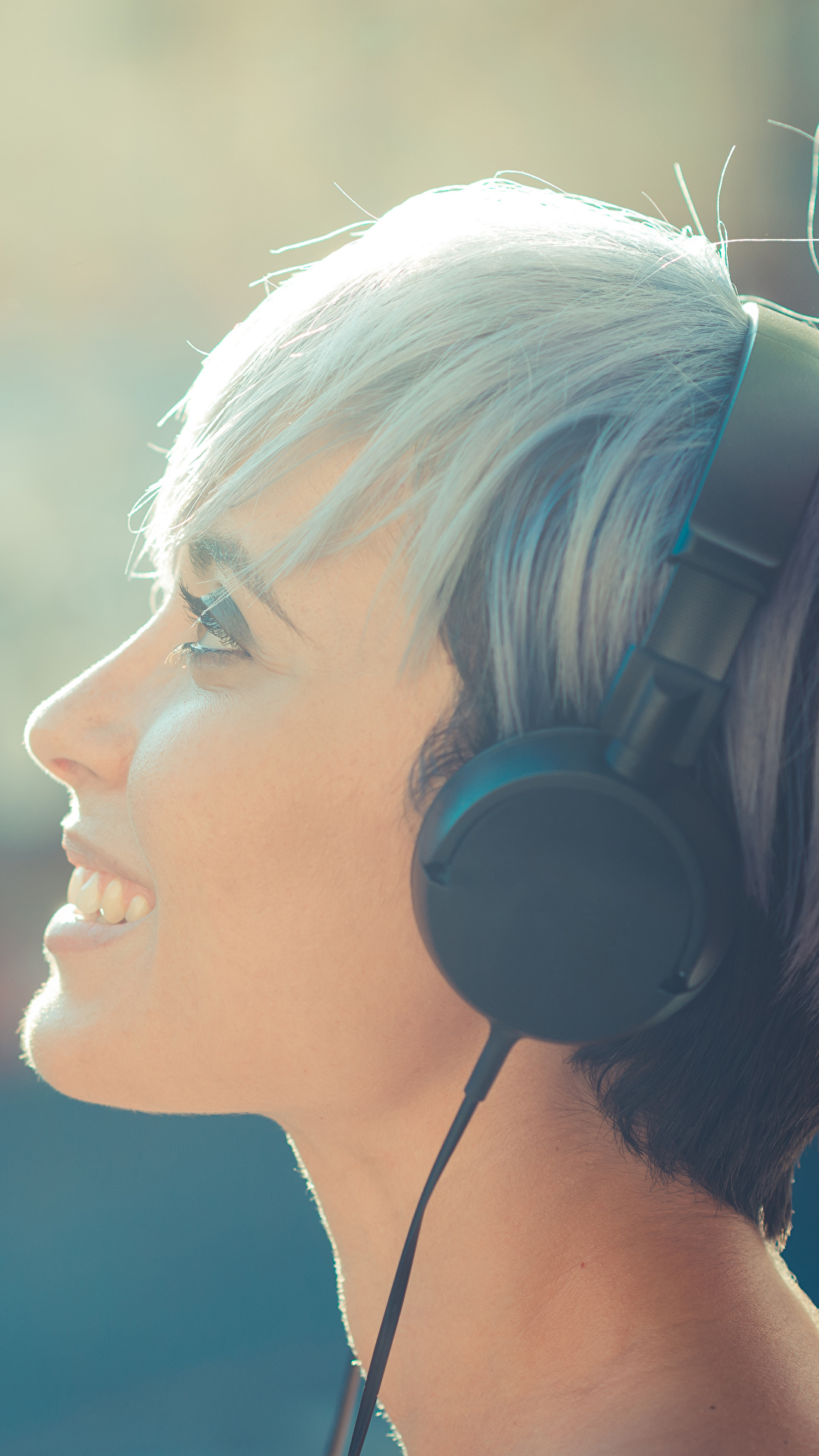 1080x1920  Обои для рабочего стола Наушники улыбается Музыка Девушки 1080x1920