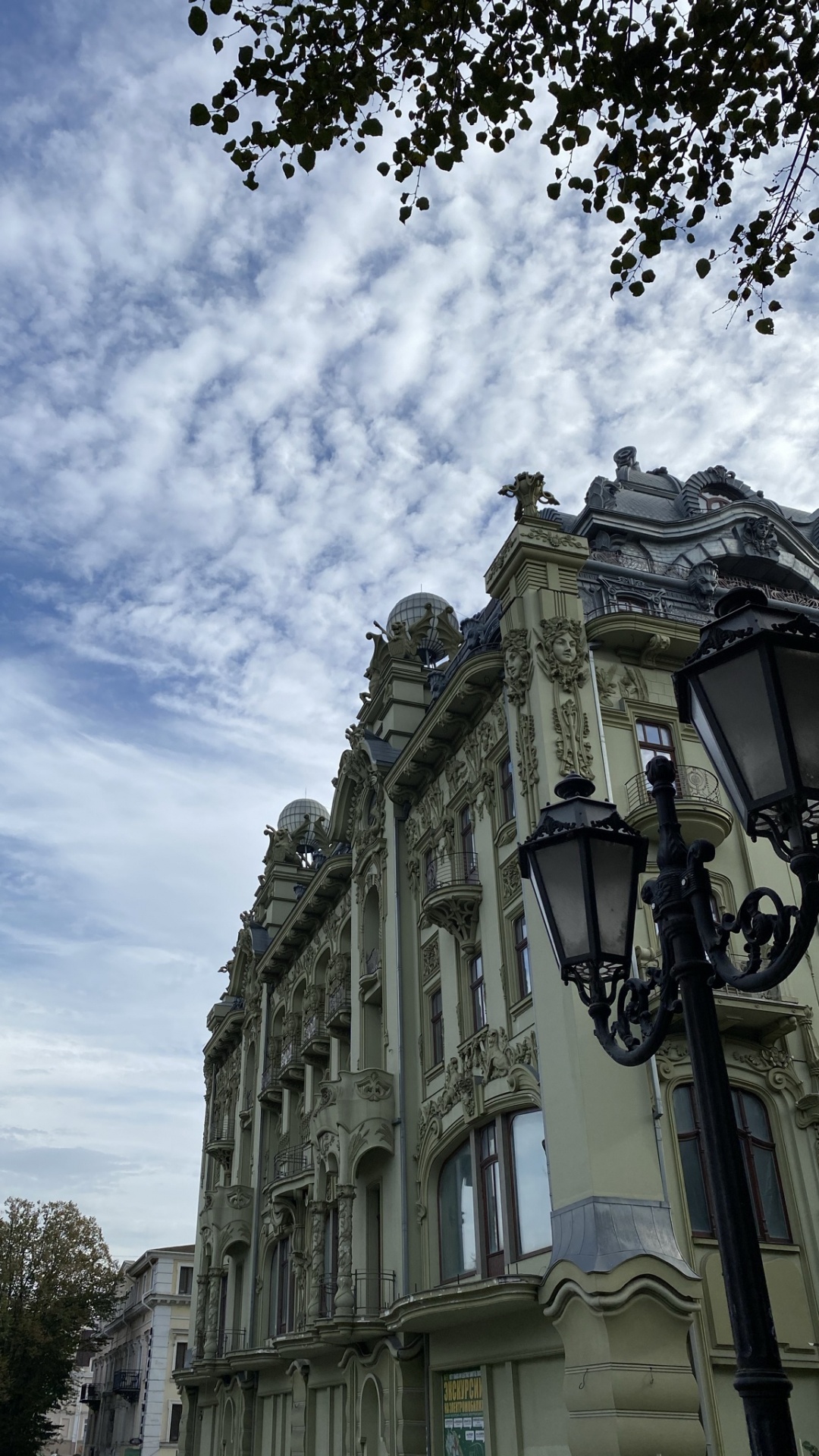 1080x1920  Обои облако, соседство, фасад, уличный фонарь, осветительная арматура на  телефон Android, 1080x1920 картинки и фото бесплатно
