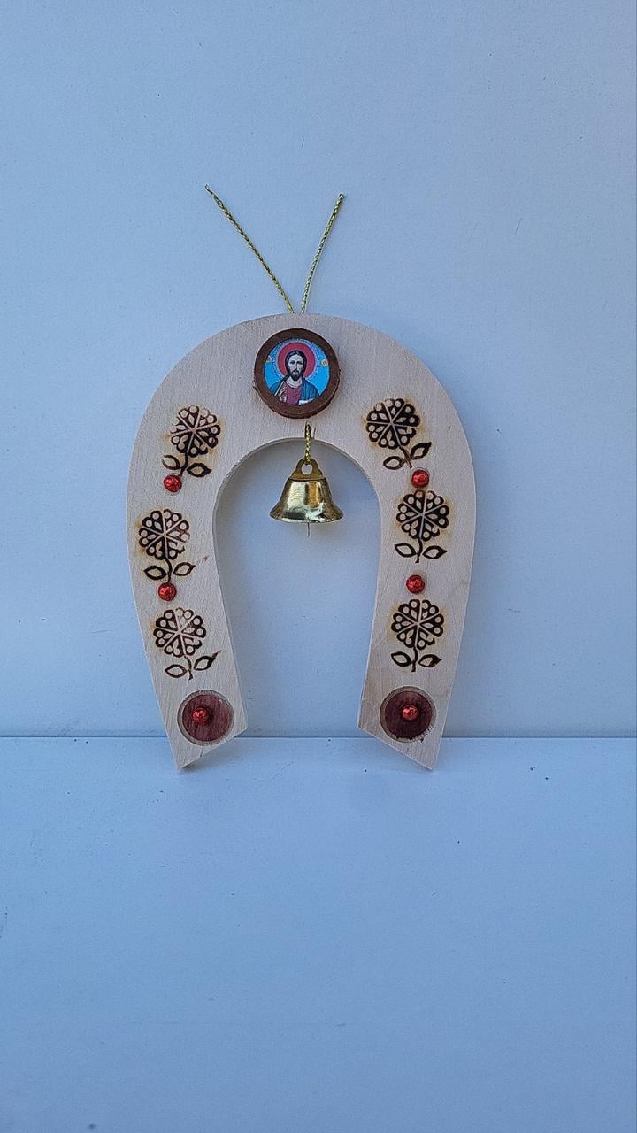 720x1280  ᐉ Оберег настенный деревянный в форме подковы с колокольчиком и образом  (5662)