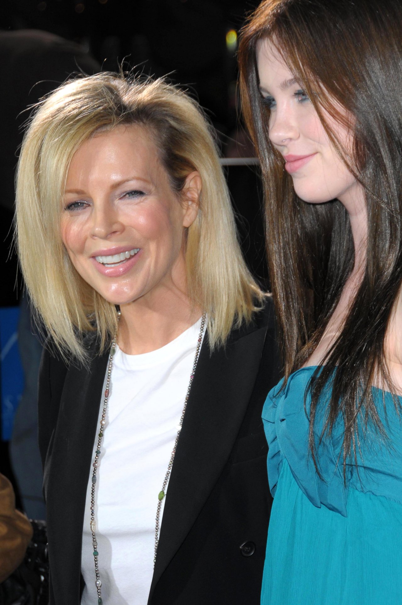 1280x1927   Обои: женщины на природе Ким Бейсингер, актриса улыбается глядя зрителю в носках, сидят в джинсах 3042x4074 - каппи - 1180573 - HD обои - WallHere