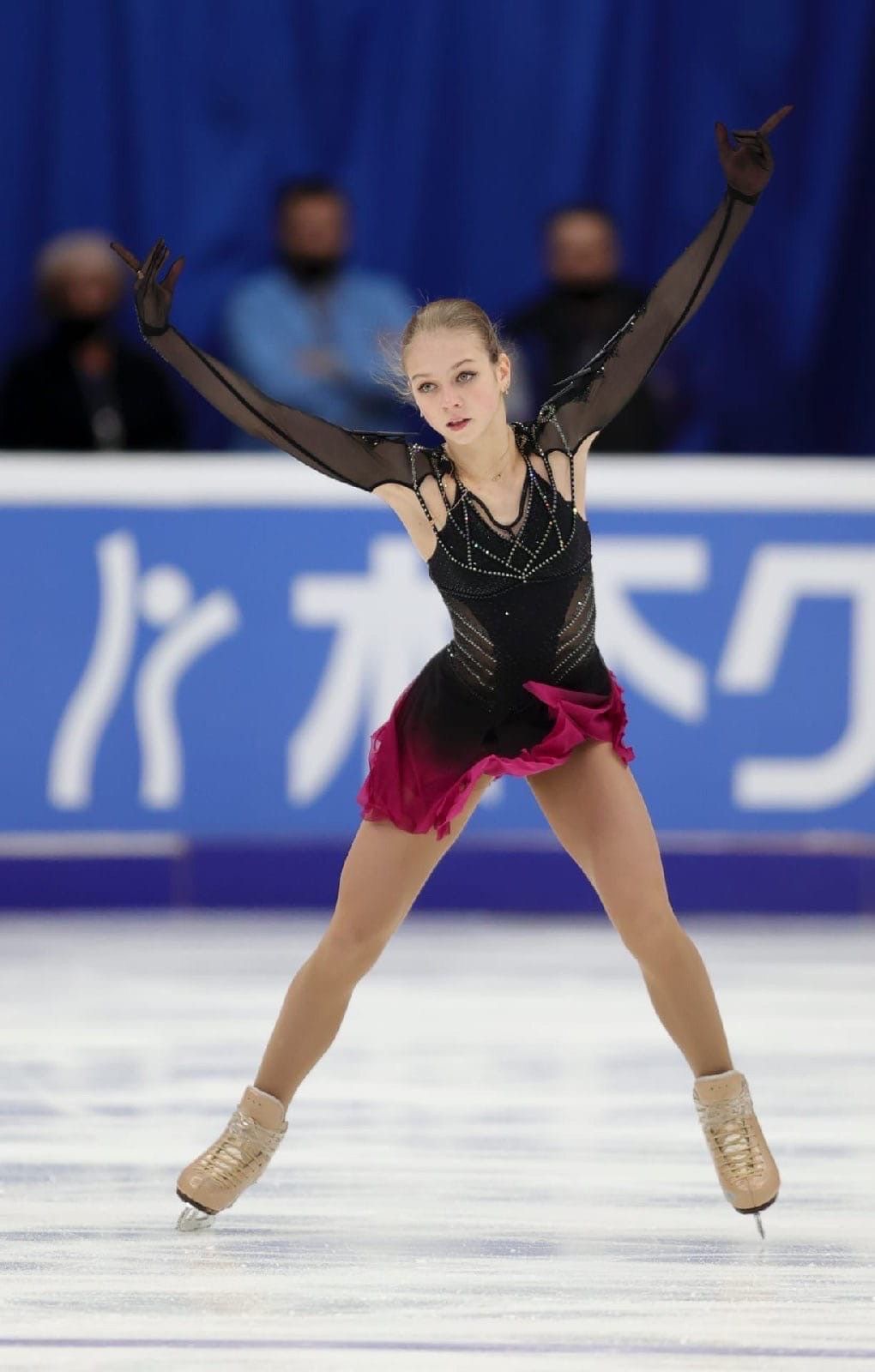 1020x1600  12+ Александра Трусова обои на телефон - oboi-telefon.ru