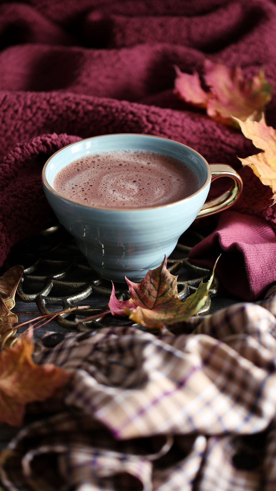 938x1668  Скачать 938x1668 чашка, кофе, уют, листья, осень, пенка обои, картинки  iphone 8/7/6s/6 for parallax