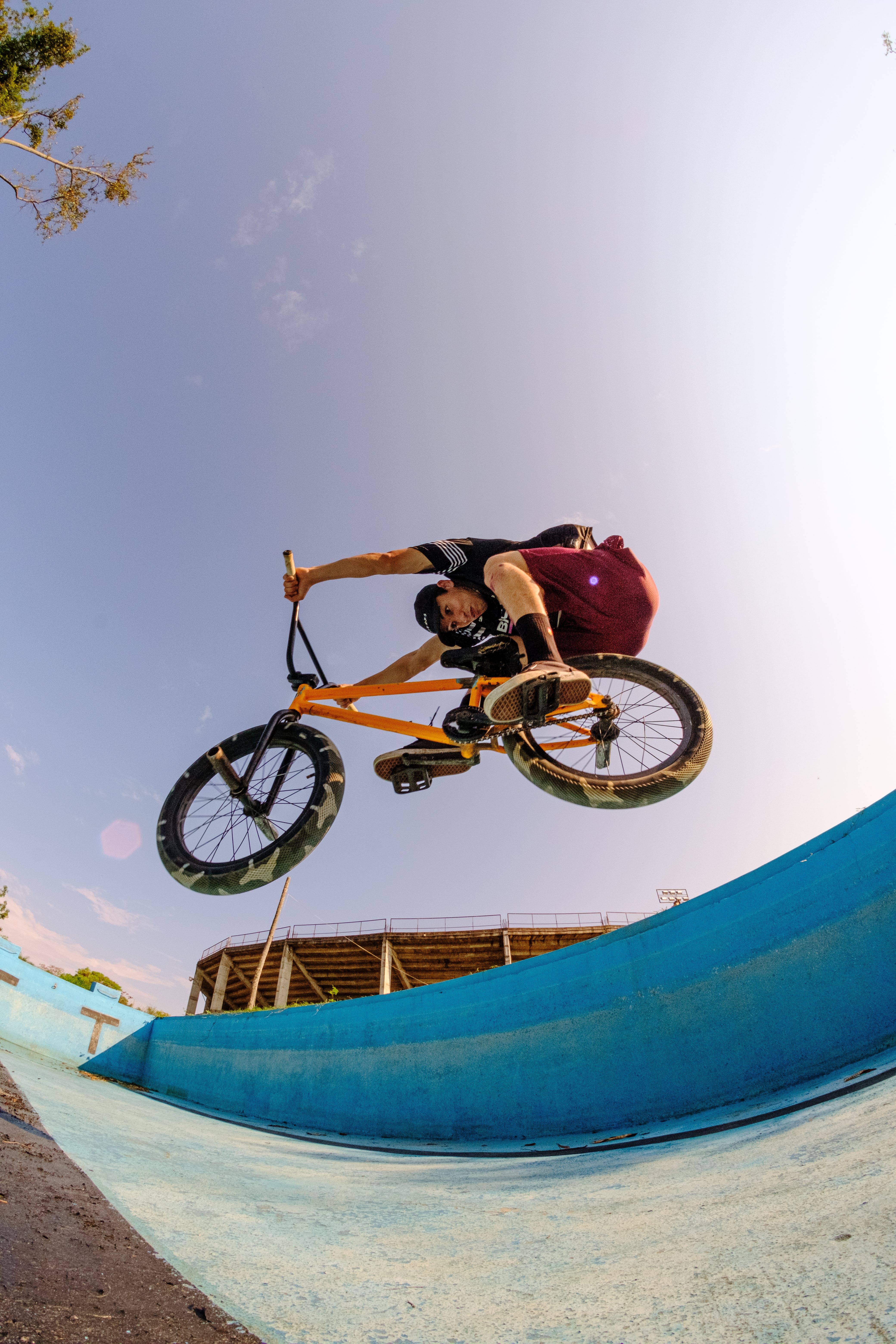 4160x6240  Мужчина в воздухе на велосипеде BMX · Бесплатные стоковые фото