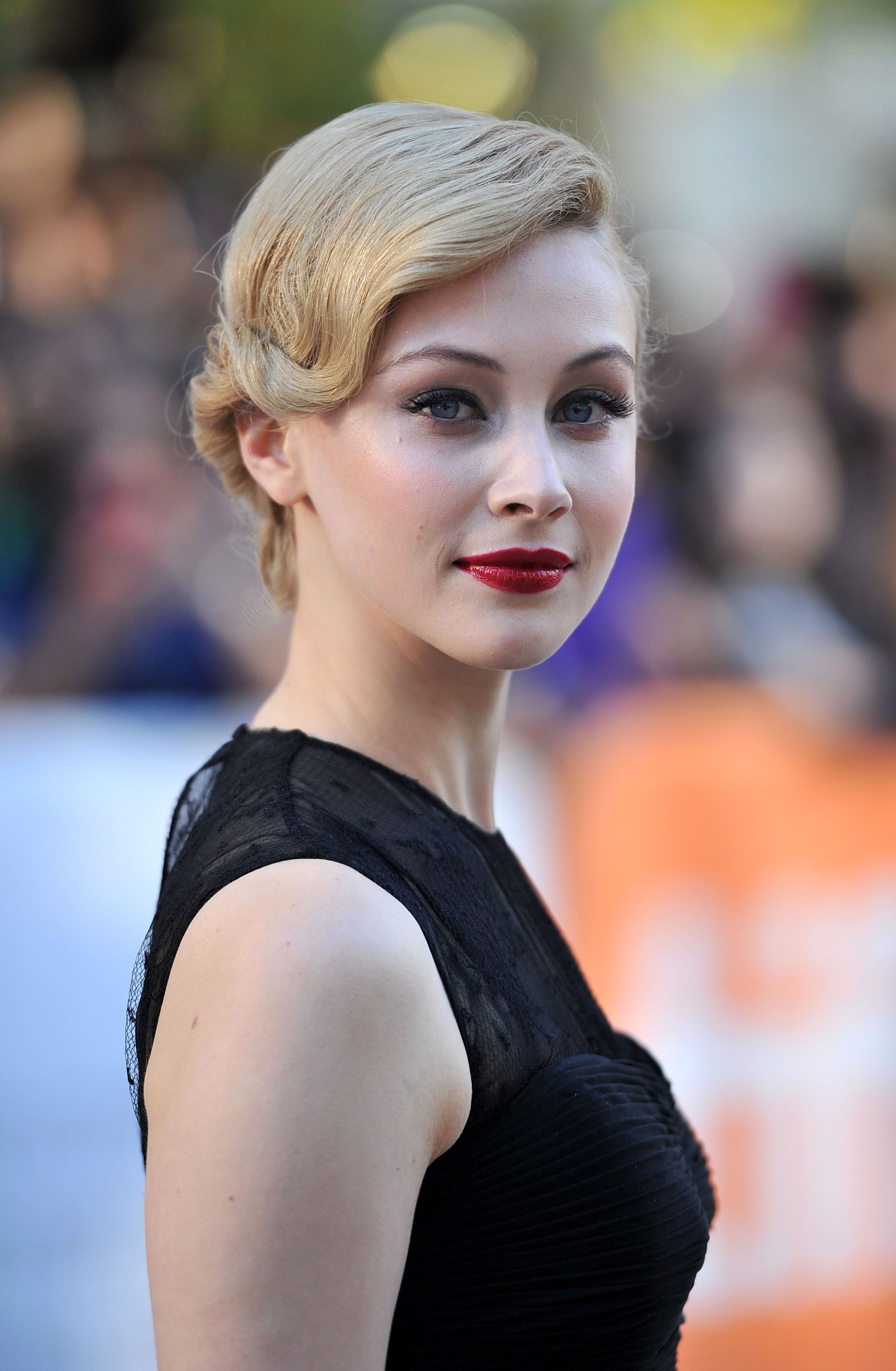 1960x2996  Sarah Gadon Wallpapers Images Photos Pictures Backgrounds 