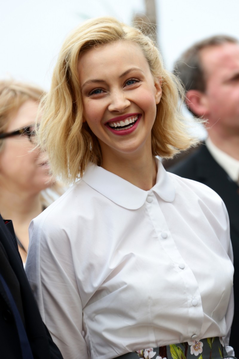 800x1200  sarah gadon 4k iPhone 8 Обои Скачать бесплатно 