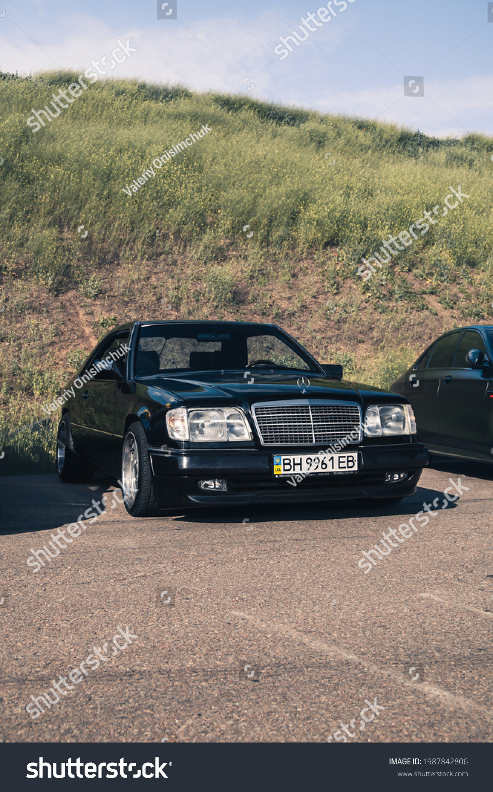 996x1600  Одесса Украина Май 2021 MercedesBenz W124 Стоковое фото 1987842806 | Шаттерсток