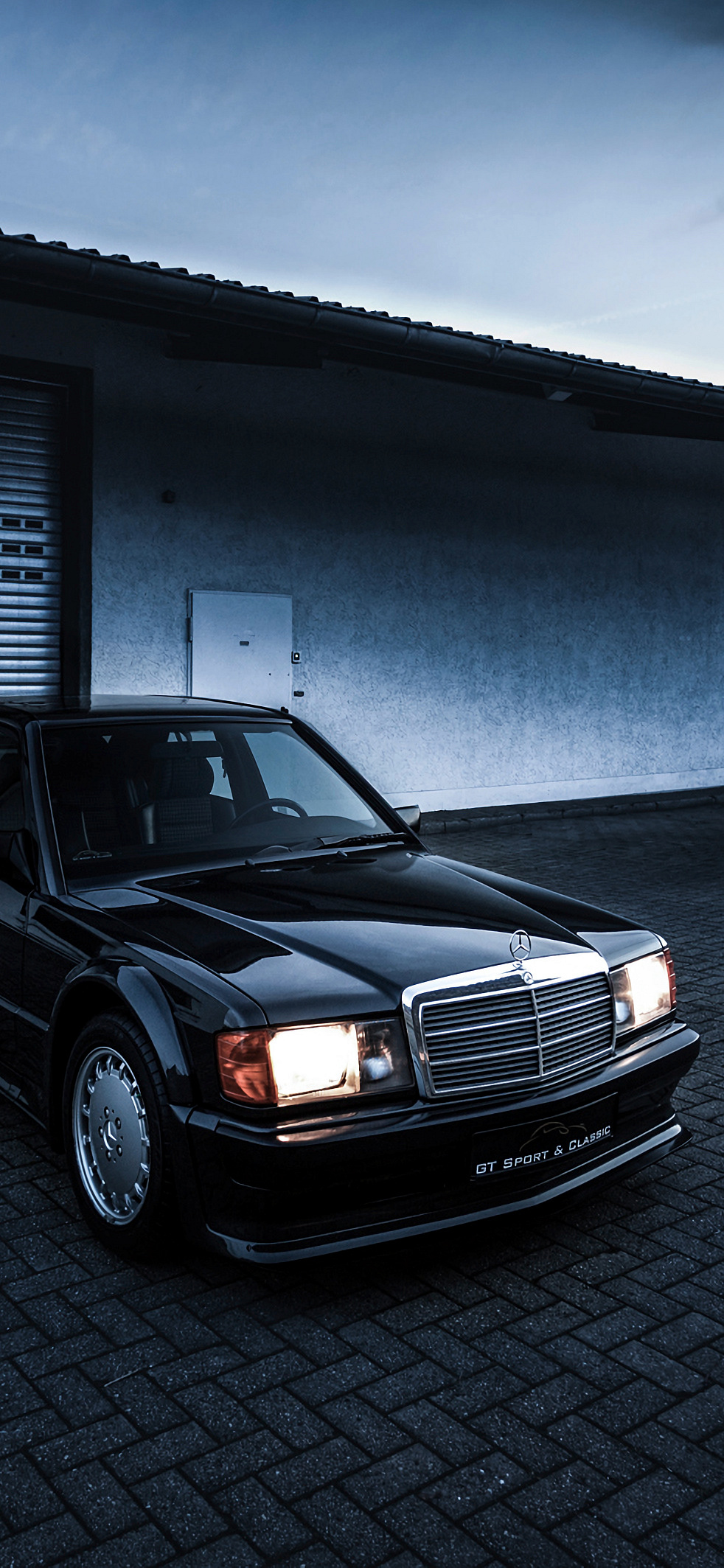 982x2127  https://www.pexels.com/photo/blue-mercedes-w124-16040396/