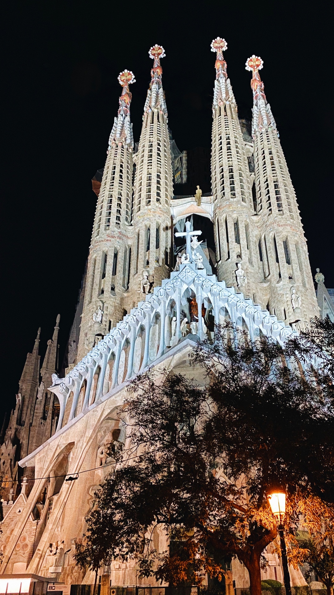 1080x1920  Обои на телефон башня, облака, деревья, барселона, испания - скачать  бесплатно в высоком качестве из категории \"Города\"