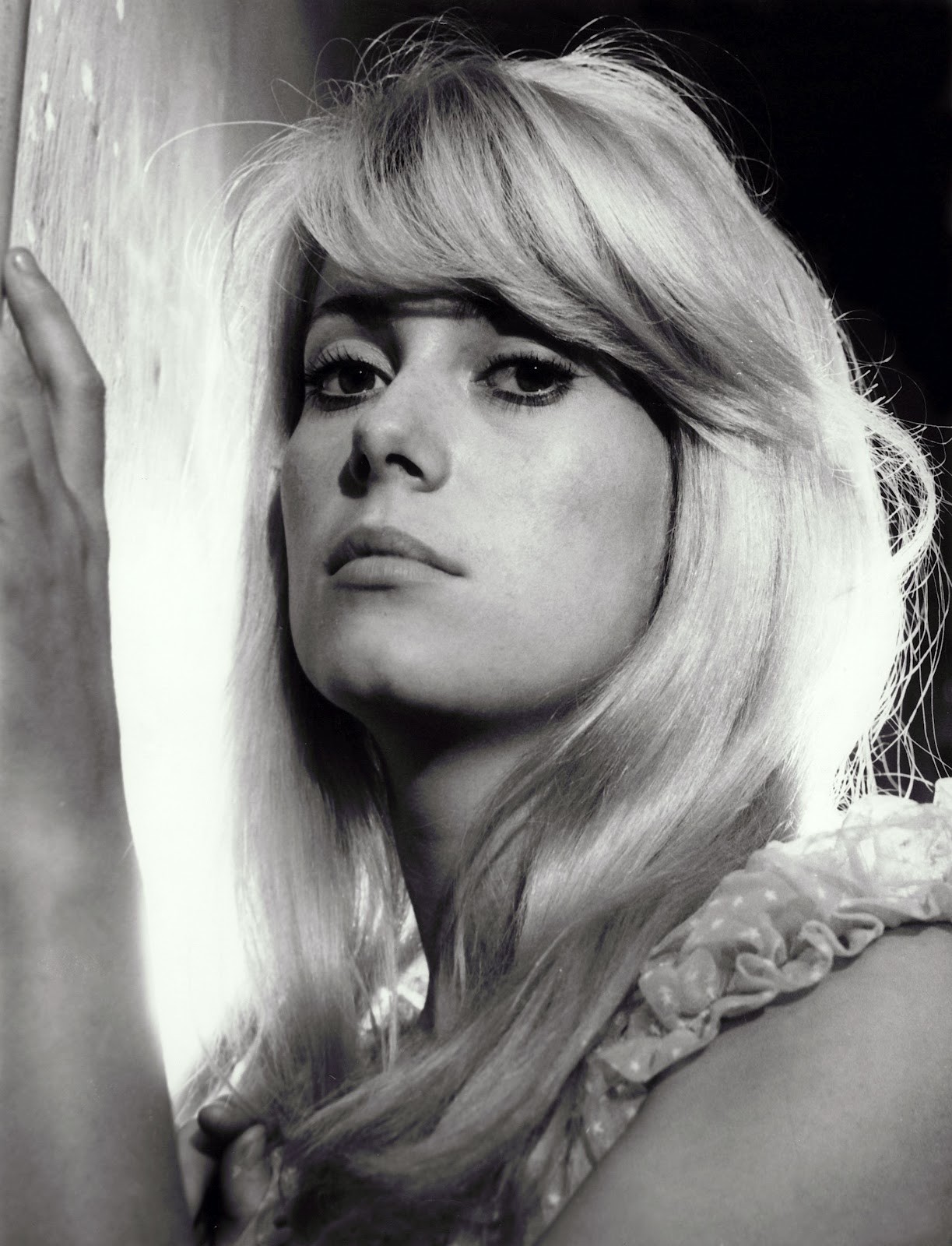 1223x1600  Catherine Deneuve HD обои | 7wallpapers.net 