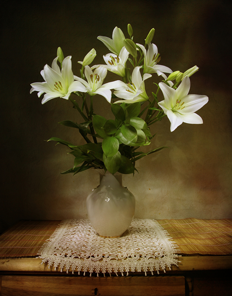 803x1024  Картинка лилия белые Цветы Ваза