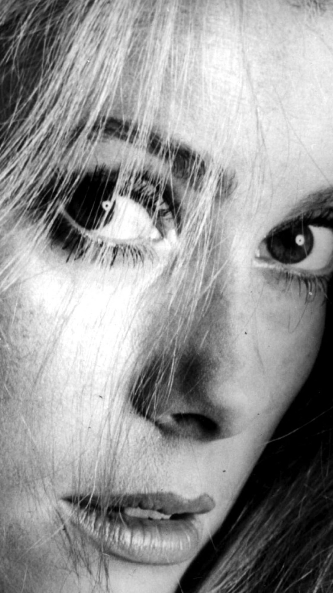 1080x1920   Самые красивые украшения, которые носила Катрин Денев | Vogue Paris