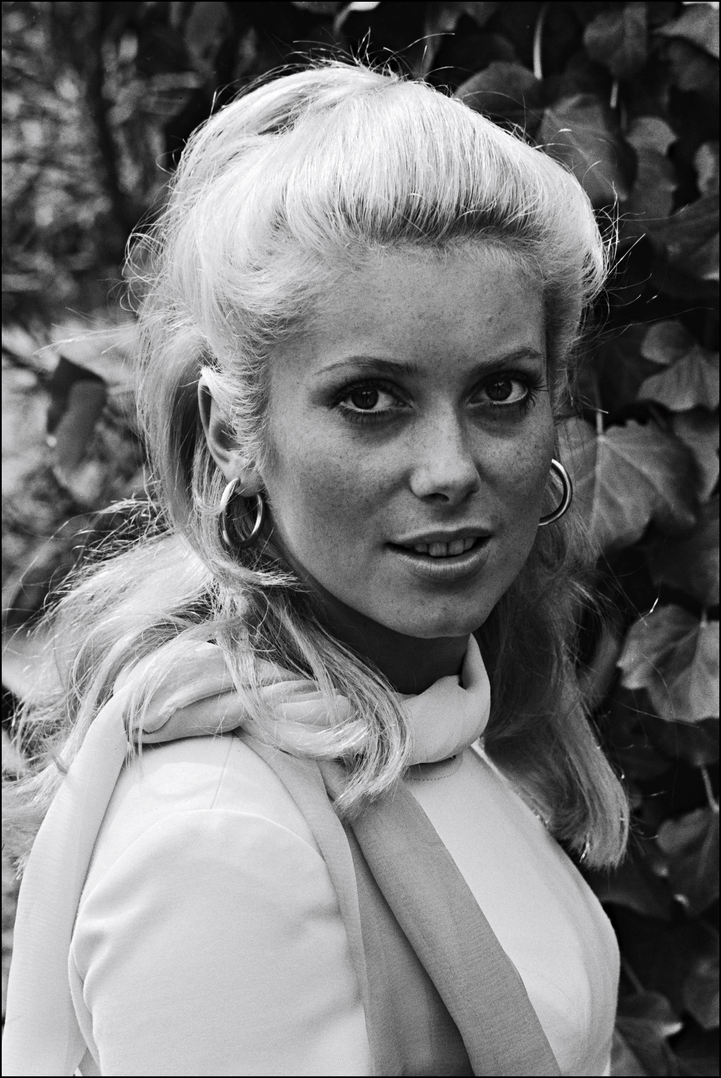 2503x3742  Catherine deneuve Celebrity