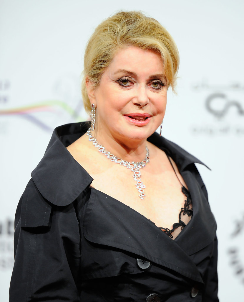 829x1024   Катрин Денев Последние фотографии на Вандомской площади в Париже HD - Страница 3 из 8 - YoohToob