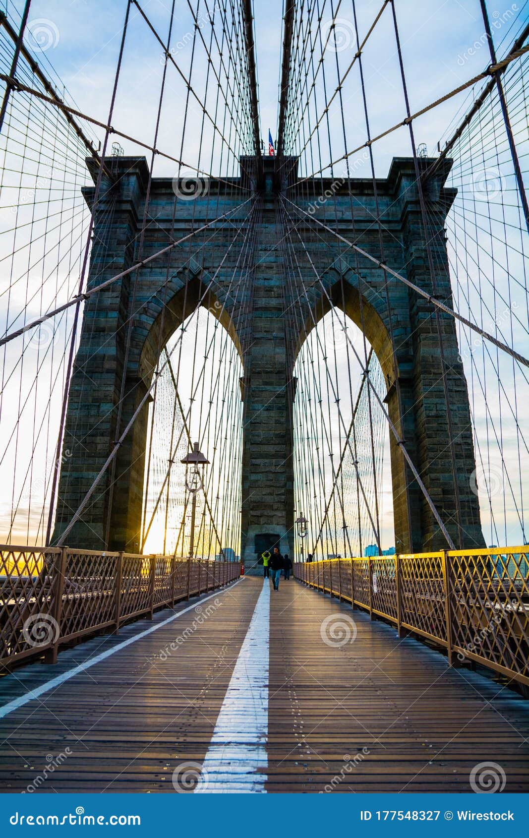 1067x1690  Вертикальная снимок Бруклинского моста в Нью-Йорке с прекрасным заходом  солнца Стоковое Изображение - изображение насчитывающей ново, перемещение:  177548327
