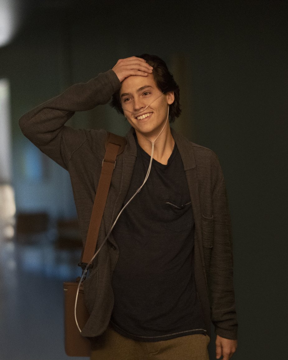 924x1155  Кадры из фильма: В метре друг от друга