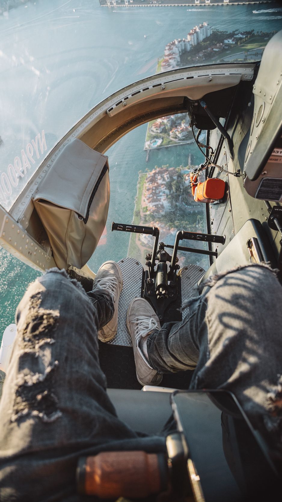 938x1668  Скачать 938x1668 вертолет, пилот, обзор, вид сверху, высота обои, картинки  iphone 8/7/6s/6 for parallax