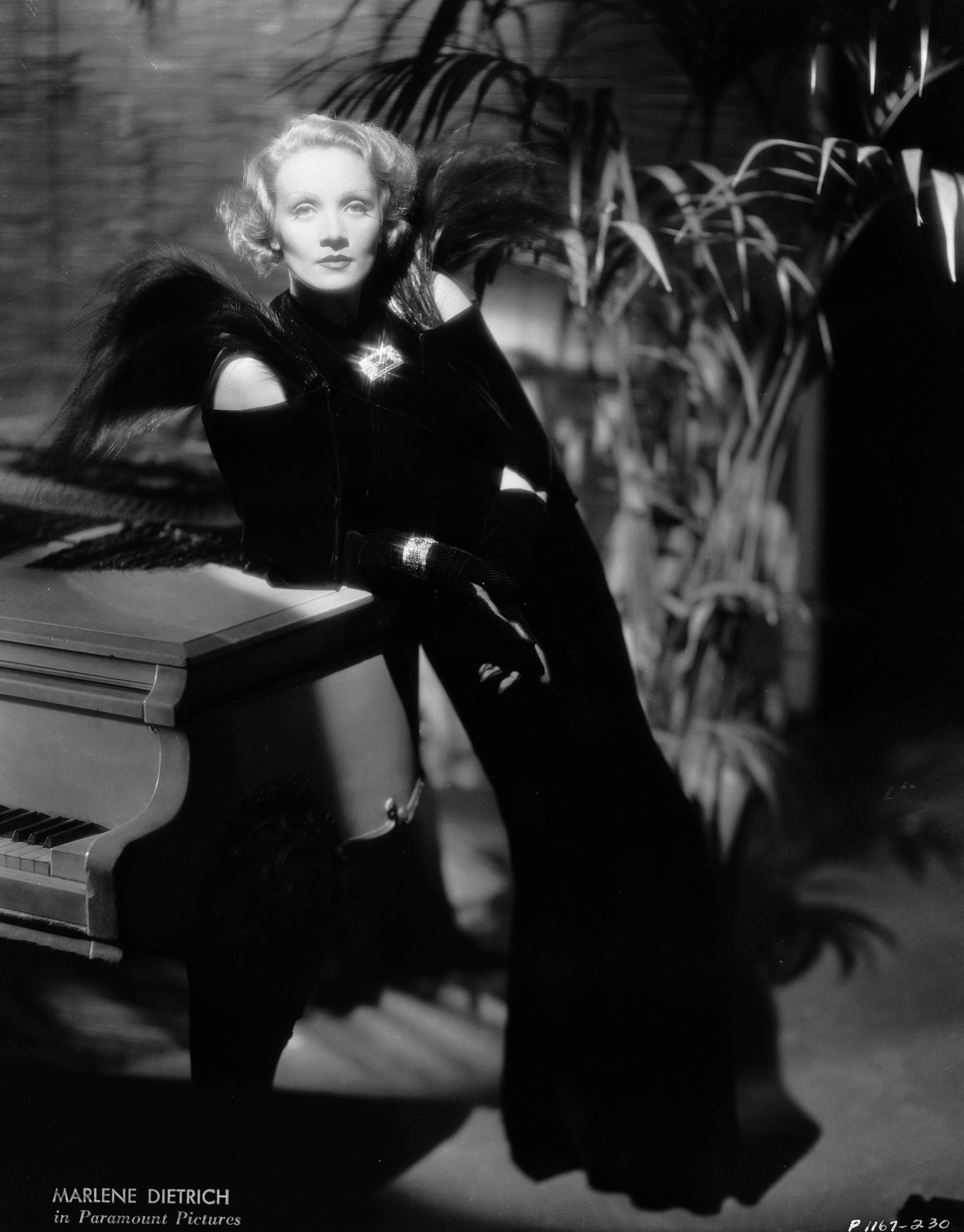 1652x2111   МАРЛЕН ДИТРИХ СВИДЕТЕЛЬСТВО НА ПРОСЛЕДУЮЩИЕ ПРЕСЛЕДОВАНИЯ 1957 г. Фото - Alamy