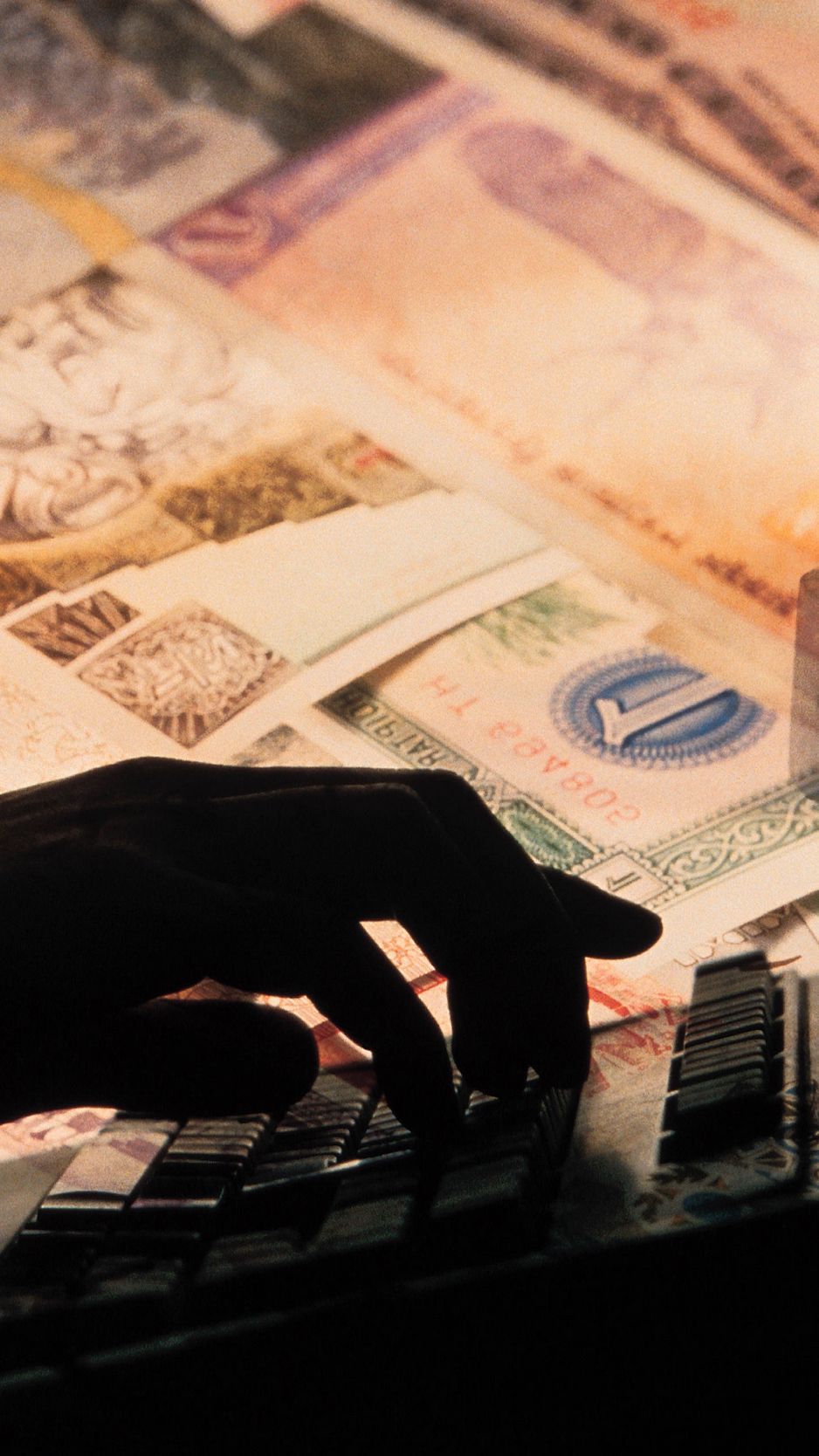 938x1668  Скачать 938x1668 деньги, банкноты, рука, компьютер, бизнес обои, картинки  iphone 8/7/6s/6 for parallax