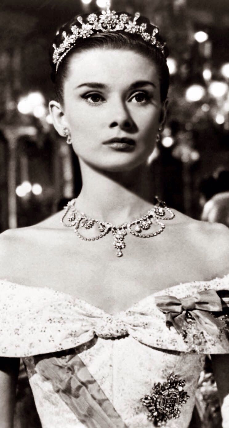 744x1392  Pin Андреа Свит на обоях | Одри Хепберн искусство Одри Хепберн рисует Одри Хепберн фото