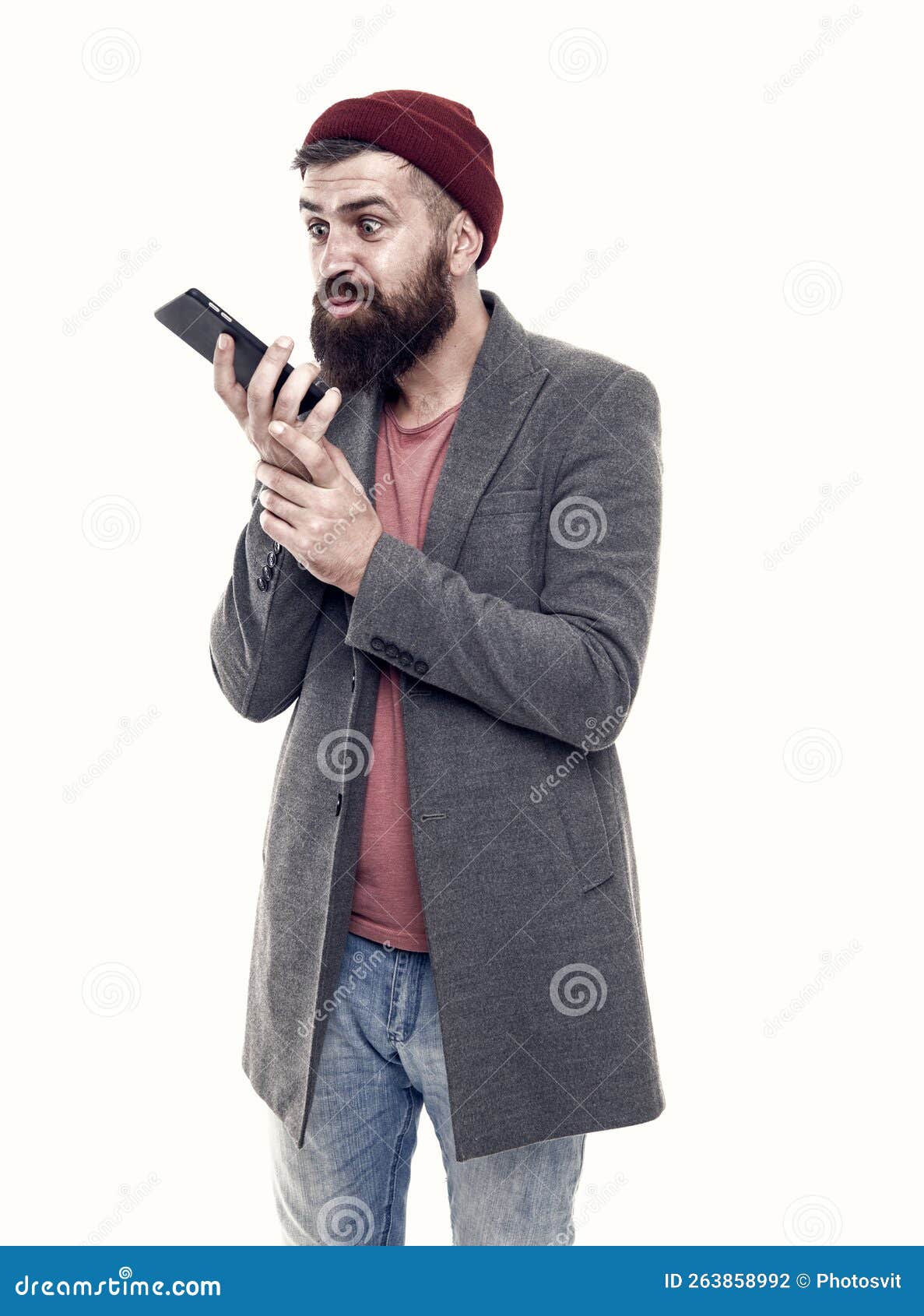 1187x1690  концепция мобильного звонка. важная беседа. бородатый хипстер держит  мобильный телефон белым фоном. трудности Стоковое Фото - изображение  насчитывающей битник, телефон: 263858992