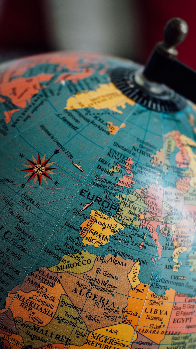 800x1420  Скачать 800x1420 глобус, карта, путешествие, размытость, страны, континенты  обои, картинки iphone se/5s/5c/5 for parallax