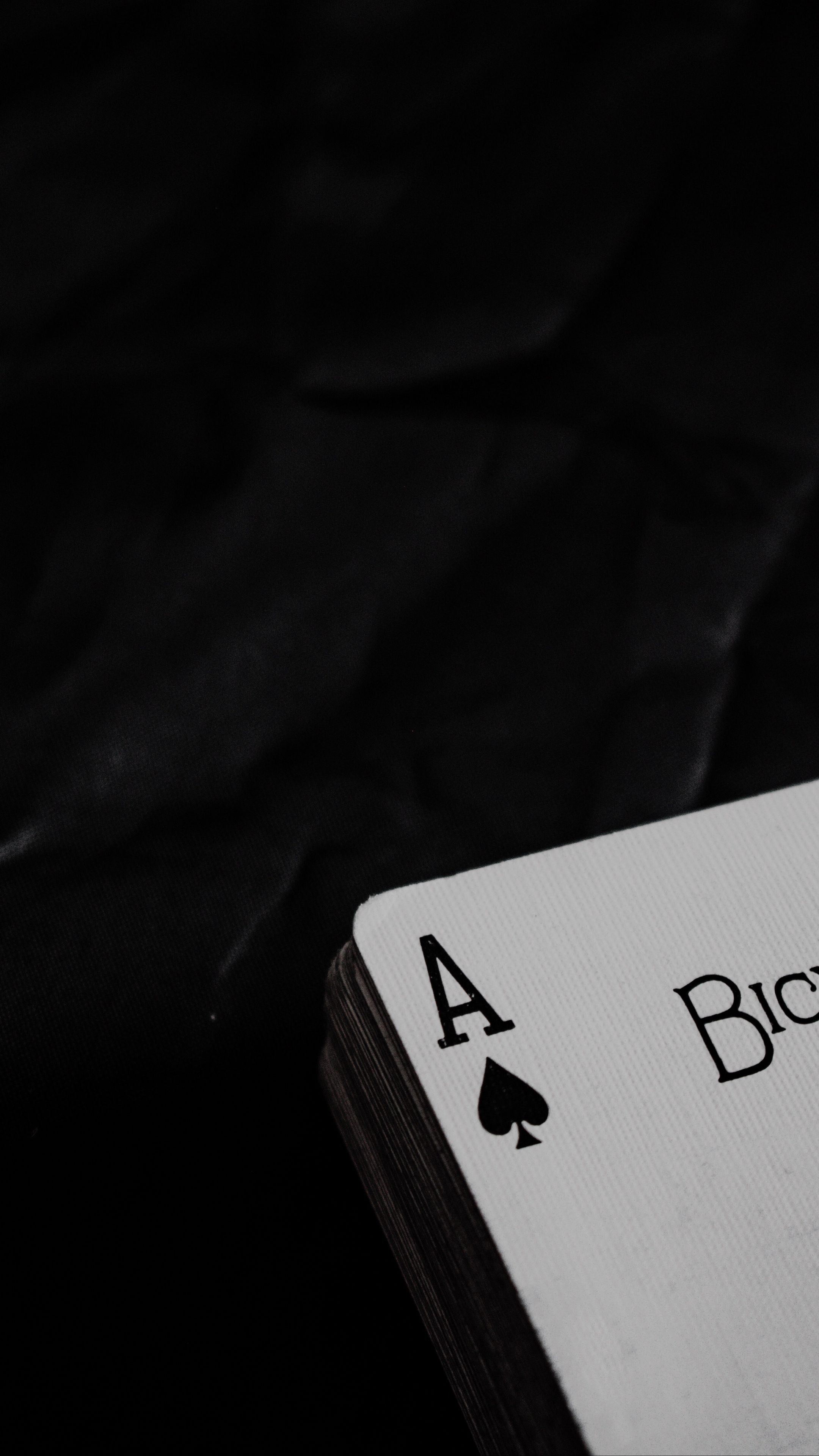 2160x3840  Скачать 2160x3840 игральные карты, карты, колода, черный обои, картинки  samsung galaxy s4, s5, note, sony xperia z, z1, z2, z3, htc one, lenovo vibe