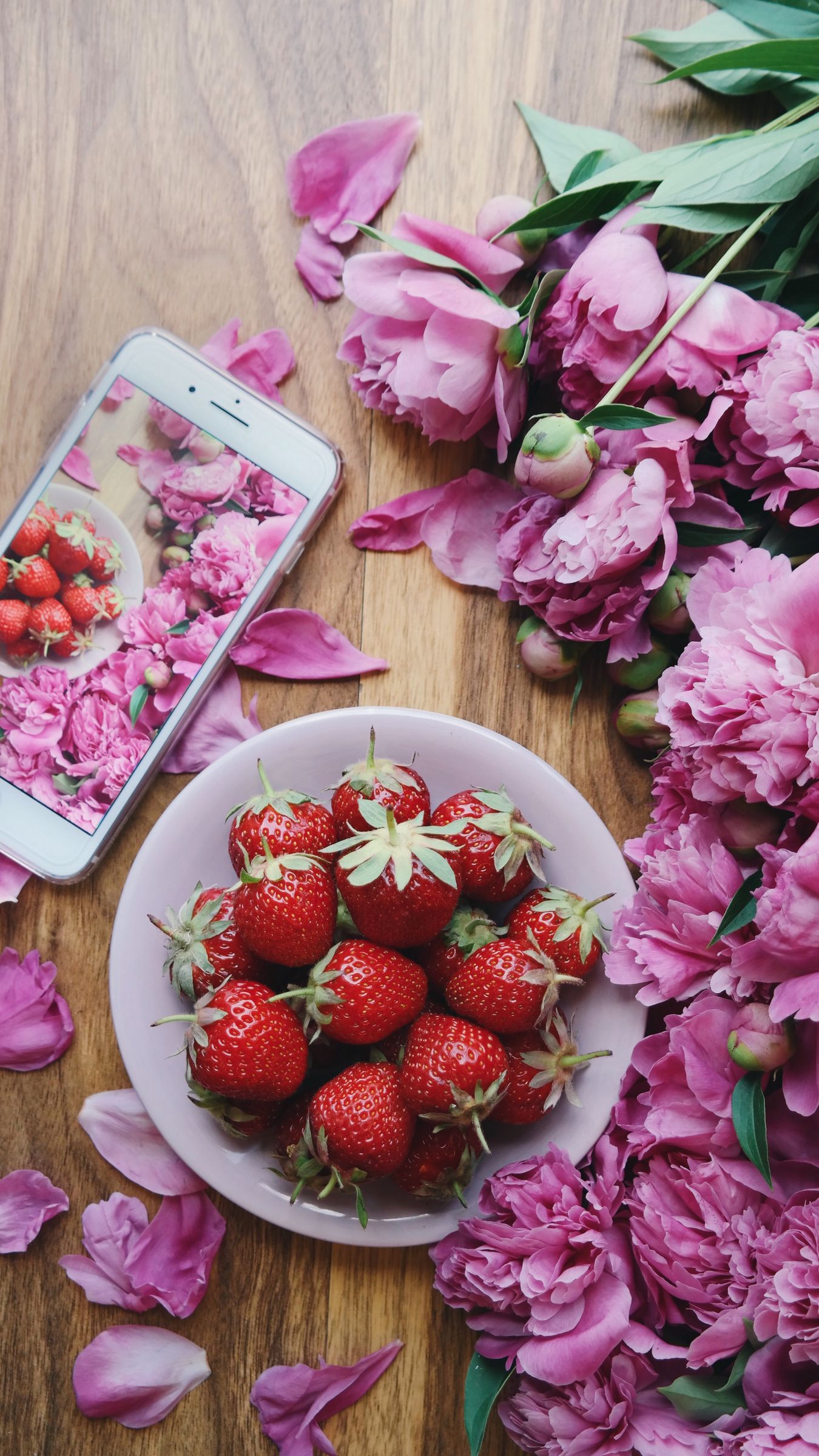1350x2400  Скачать 1350x2400 клубника, пионы, цветы, телефон обои, картинки iphone  8+/7+/6s+/6+ for parallax