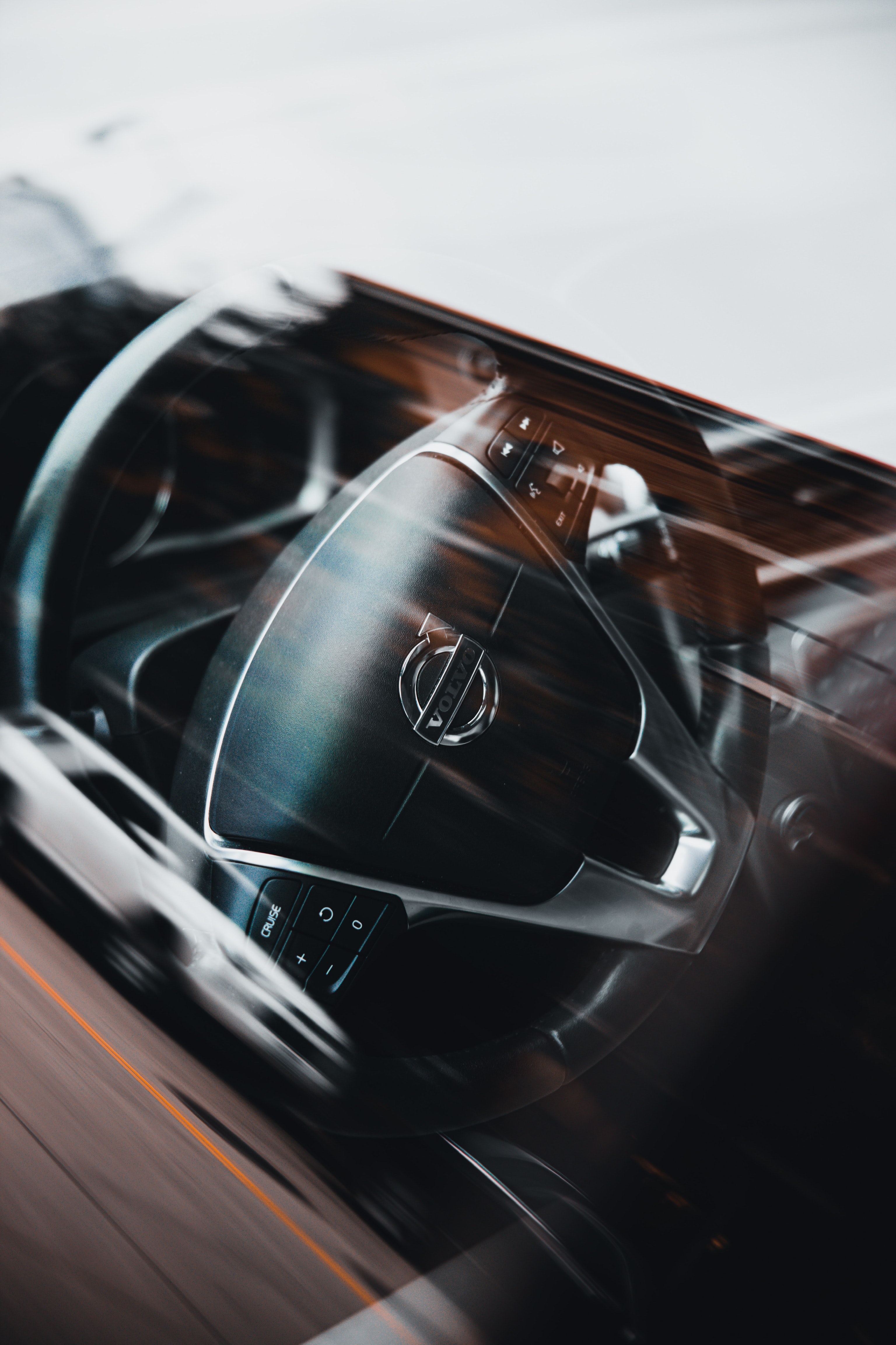 3072x4608  Скачать 3072x4608 volvo, автомобиль, руль, салон, блики обои, картинки