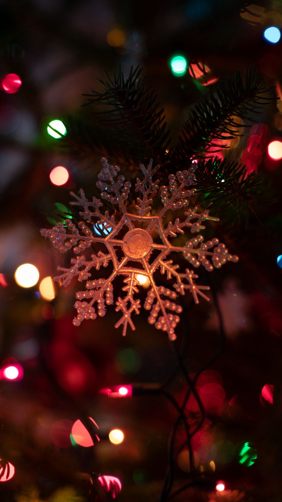 938x1668  Скачать 938x1668 снежинка, гирлянда, новый год, рождество, елочная игрушка  обои, картинки iphone 8/7/6s/6 for parallax