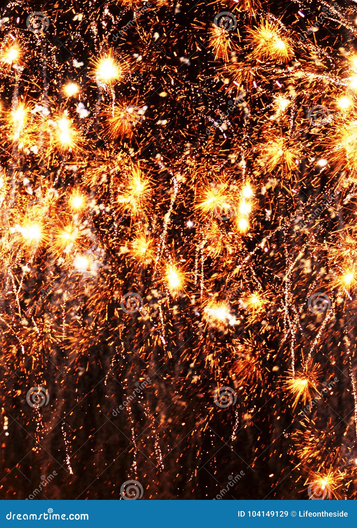 1143x1690  Обои для мобильного телефона «Золотой взрывающийся фейерверк» на черном фоне. Фото со стока — Изображение вдохновляющего праздника: 104149129