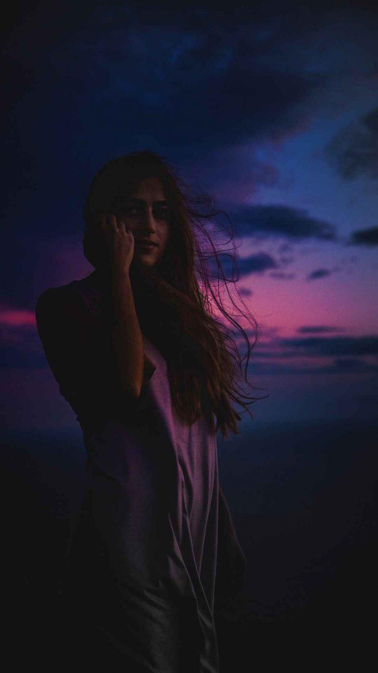 770x1369  Девушка iPhone Обои - Обои Пещера