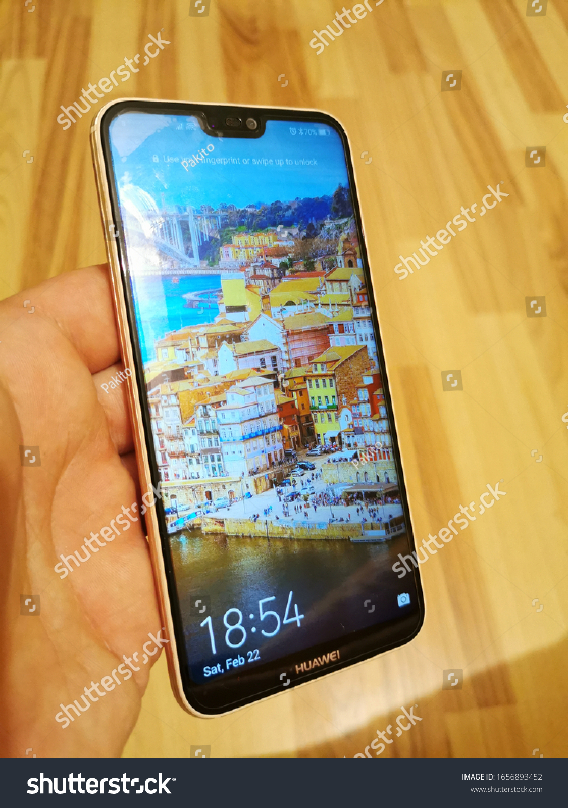 1125x1600  Фотографии и изображения Huawei P20 Lite | Шаттерсток